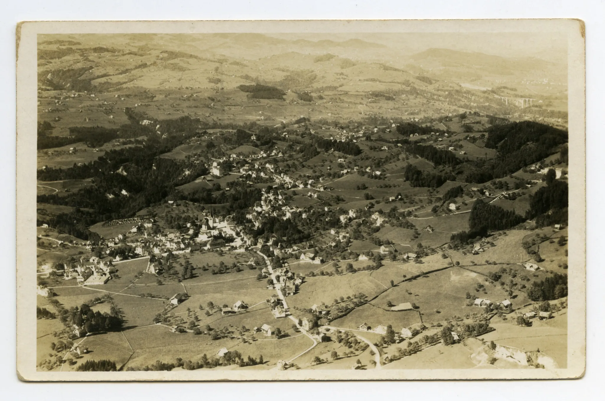 Lortanne/Gremm, Ebni, Dorfplatz, Bad Sonder, Frölichsegg, Stofel/Eggli. Rechts oben sichtbar Fürstenlandbrücke (BT-Brücke), Blickrichtung am Horizont: AR-Hinterland