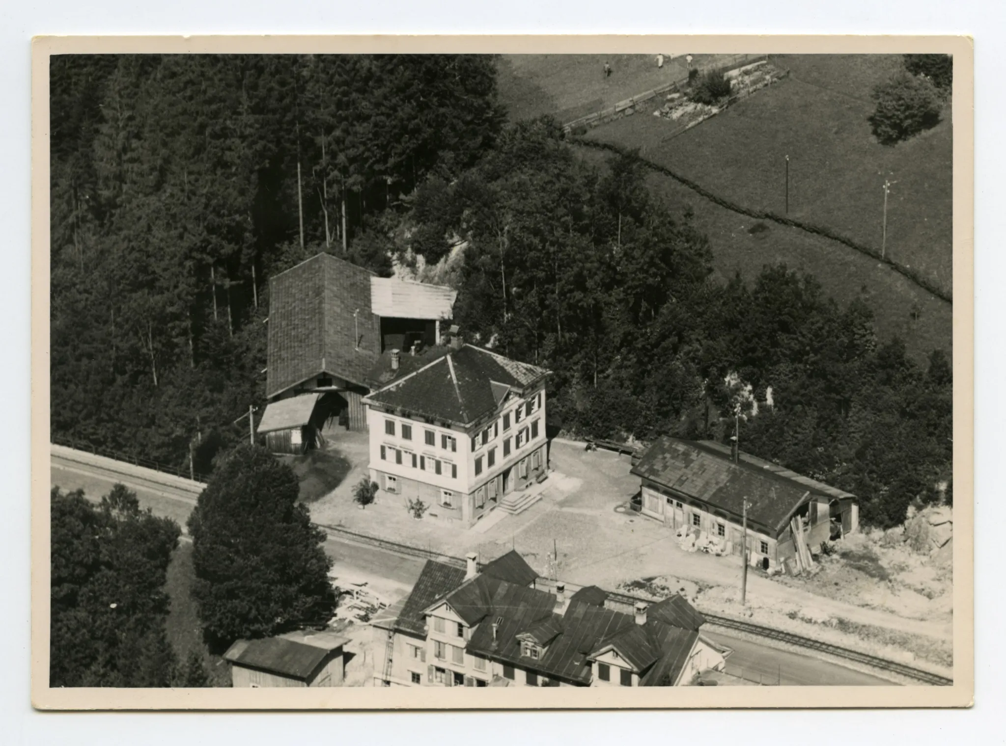 (Gebäudekomplex auf Südseite der Brücke)