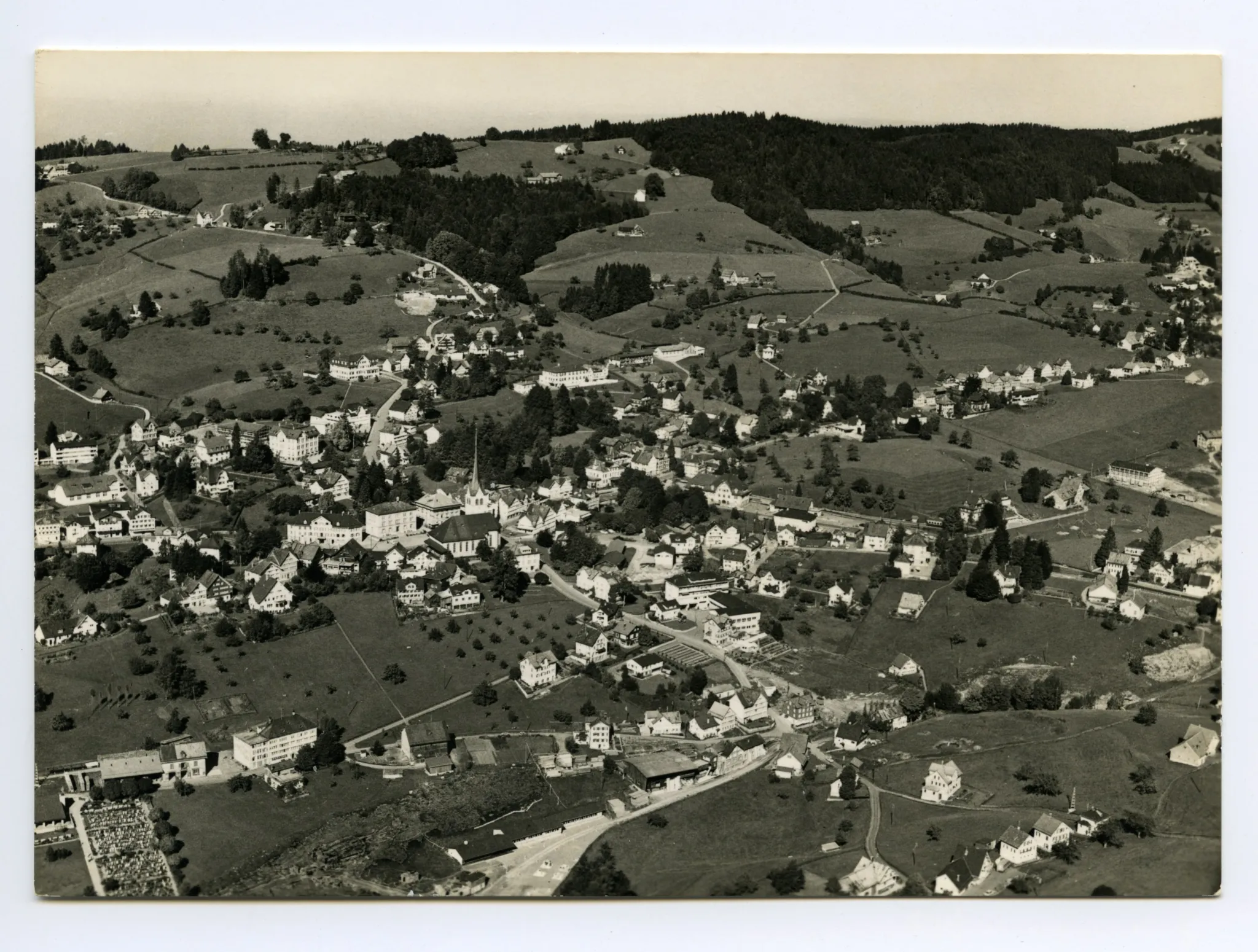 Schönenbüel, Bächli/Friedhof, Dorfkern/Dorfplatz, Bahnhof, Ebni (teilweise), Gremm/Lortanne. Blick Richtung „Eggen“, via Krankenhaus, Töchterinstitut Buser