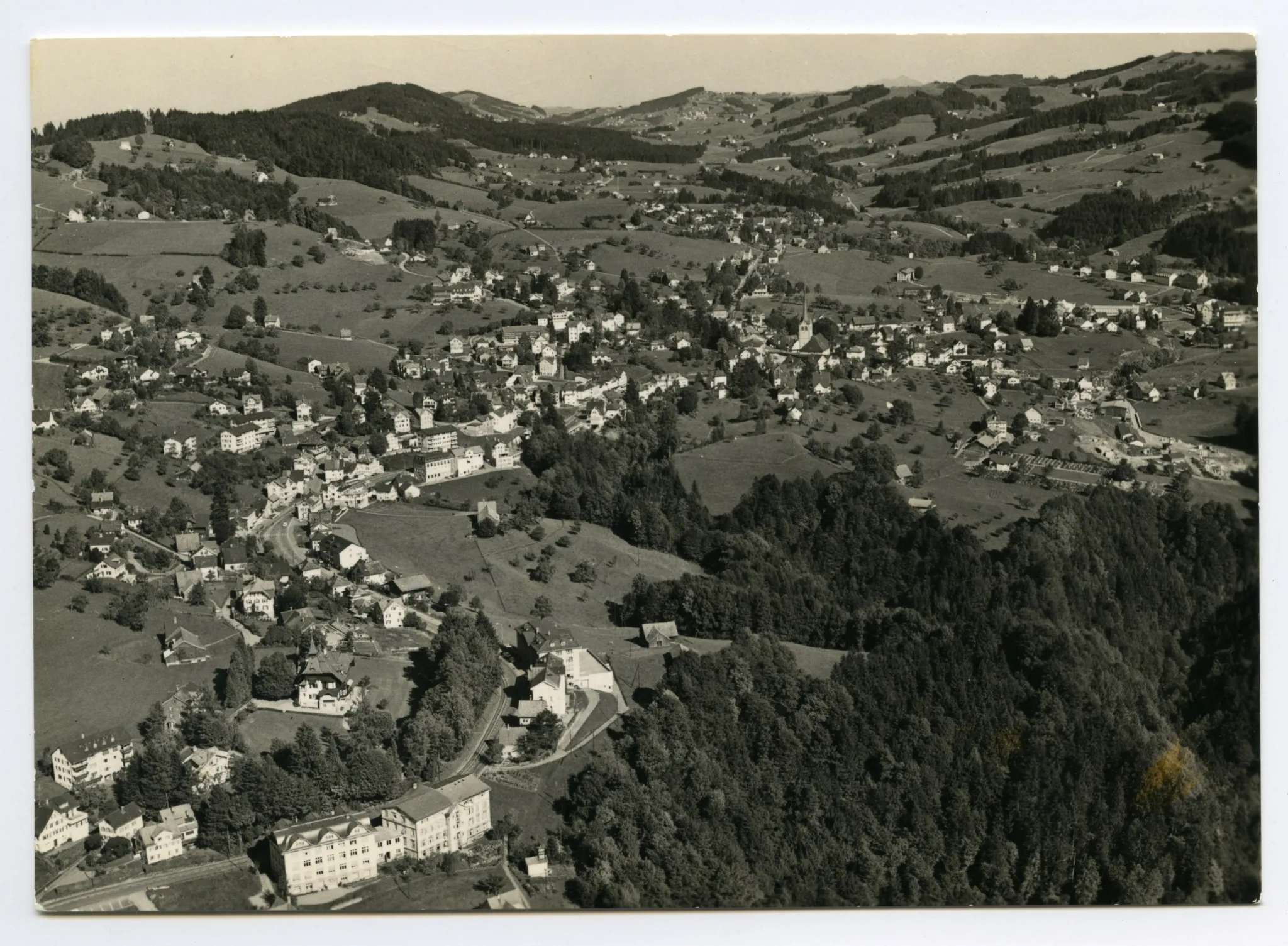 Eggli-Rank, Stofel, Dorfzentrum, mit Bächli/Friedhof une Ebni; Blick Richtung Lortanne/Gählern, Speicher