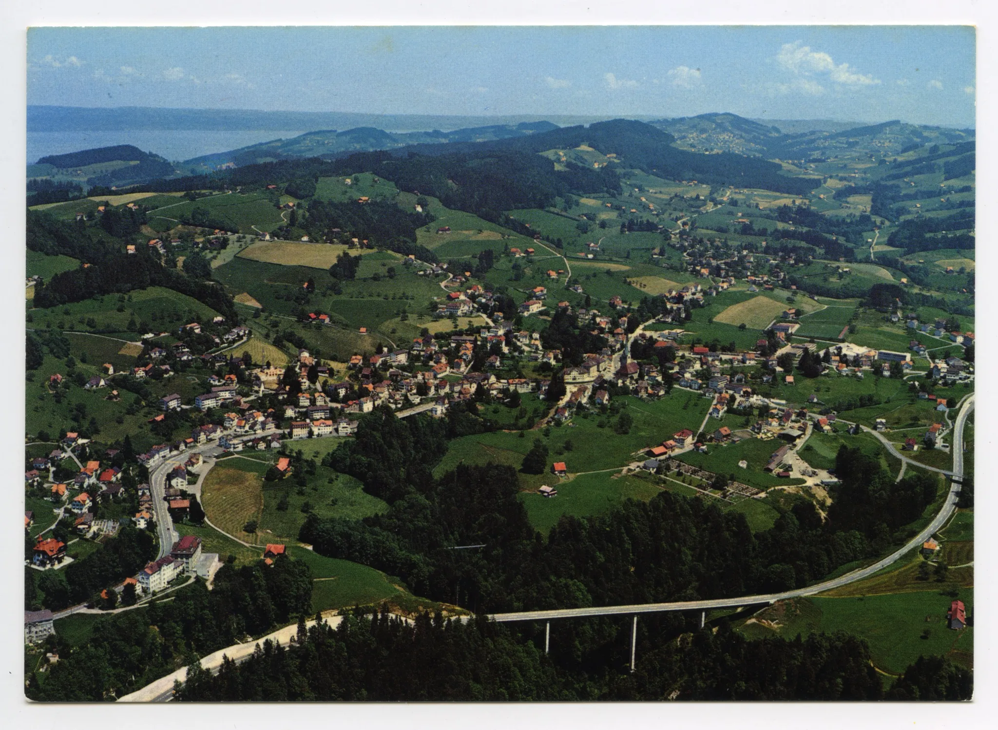 Ganzes Dorf (Eggli-Rank, Bächli, Ebni), mit Umfahrungsstrasse und Leuenbachbrücke. Blick bis Bodensee (vgl. Hc.14-17)