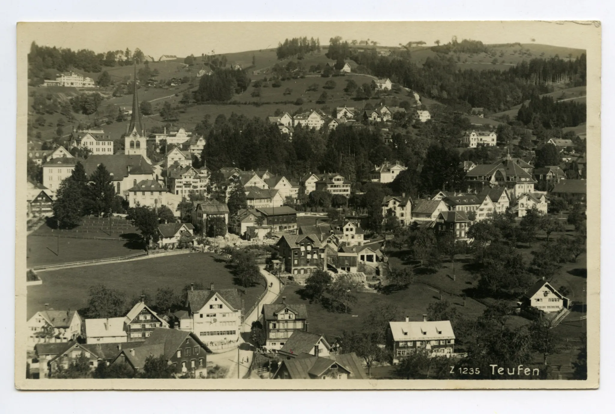 im Vordergrund Bächli, mit Bahnhof und Krankenhaus, Blick zu Bad Sonder und Schäflisegg