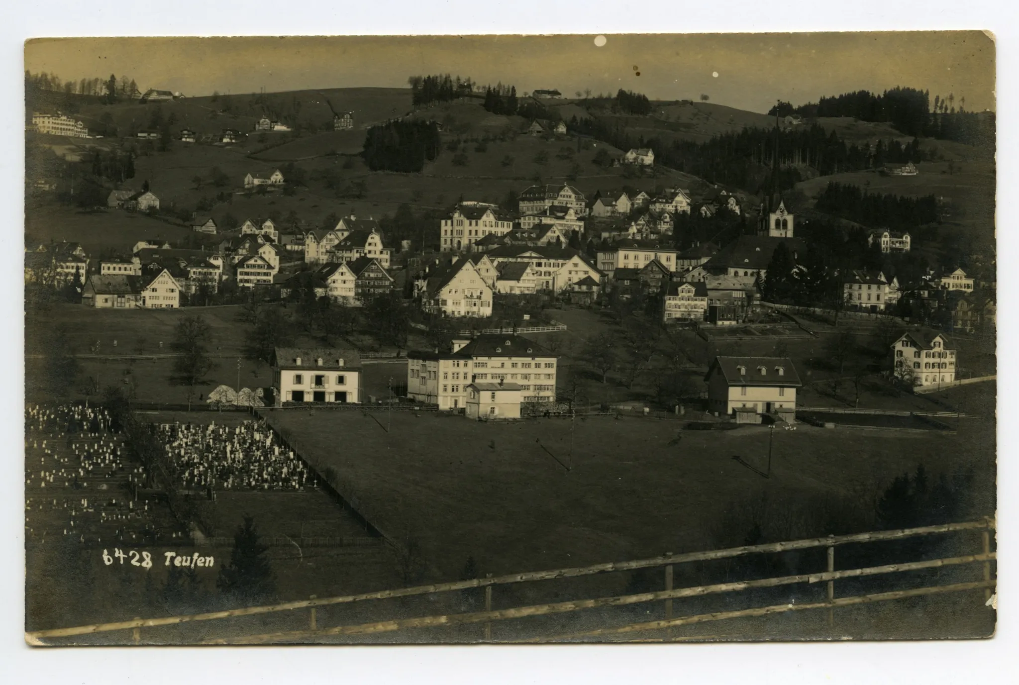 im Vordergrund Friedhof, mit Krankenhaus, Bad Sonder, Schäflisegg. Blick zur Hüslersegg