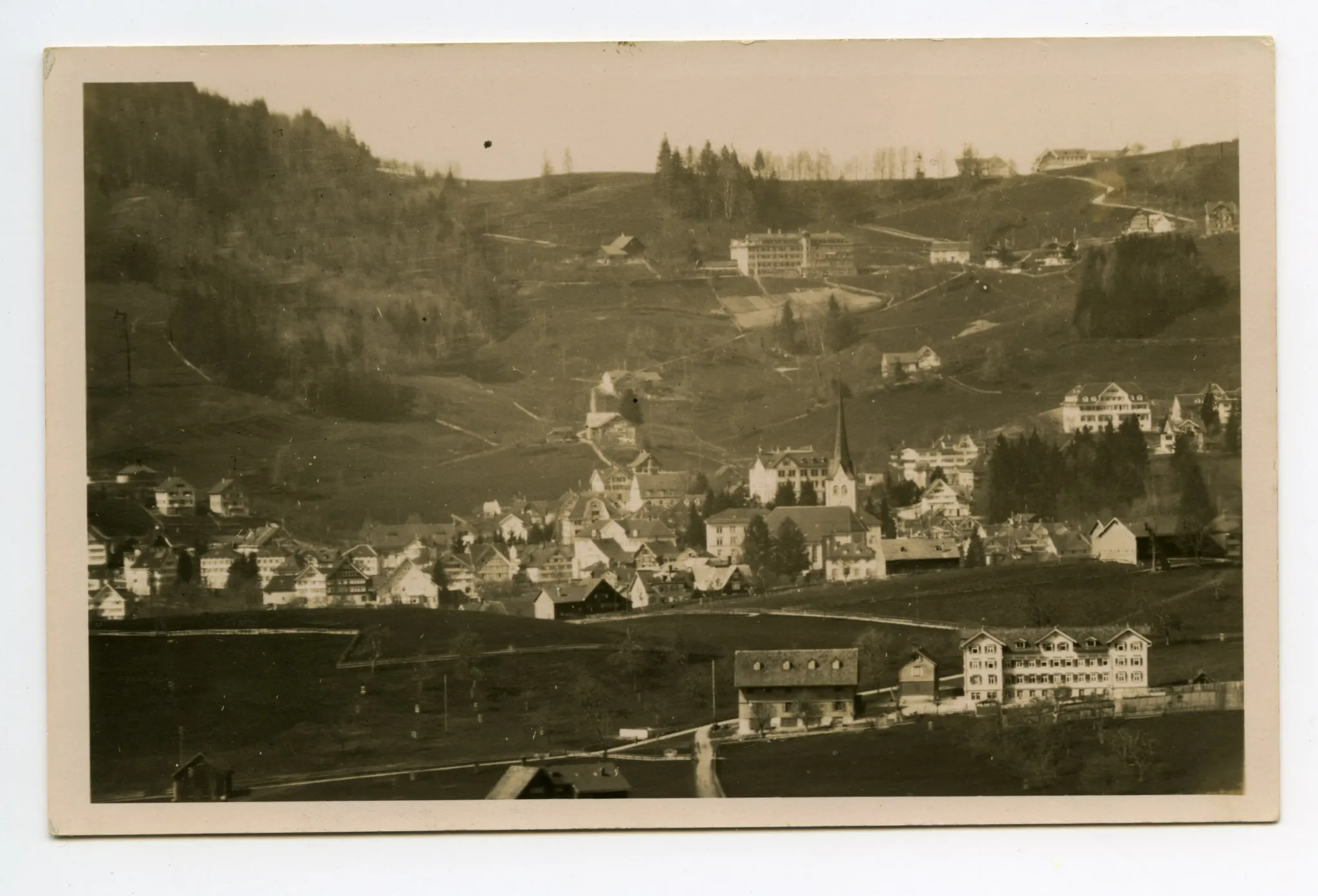 im Vordergrund Waisenhaus Schönenbüel, Blick zu Bad Sonder, Schäflisegg