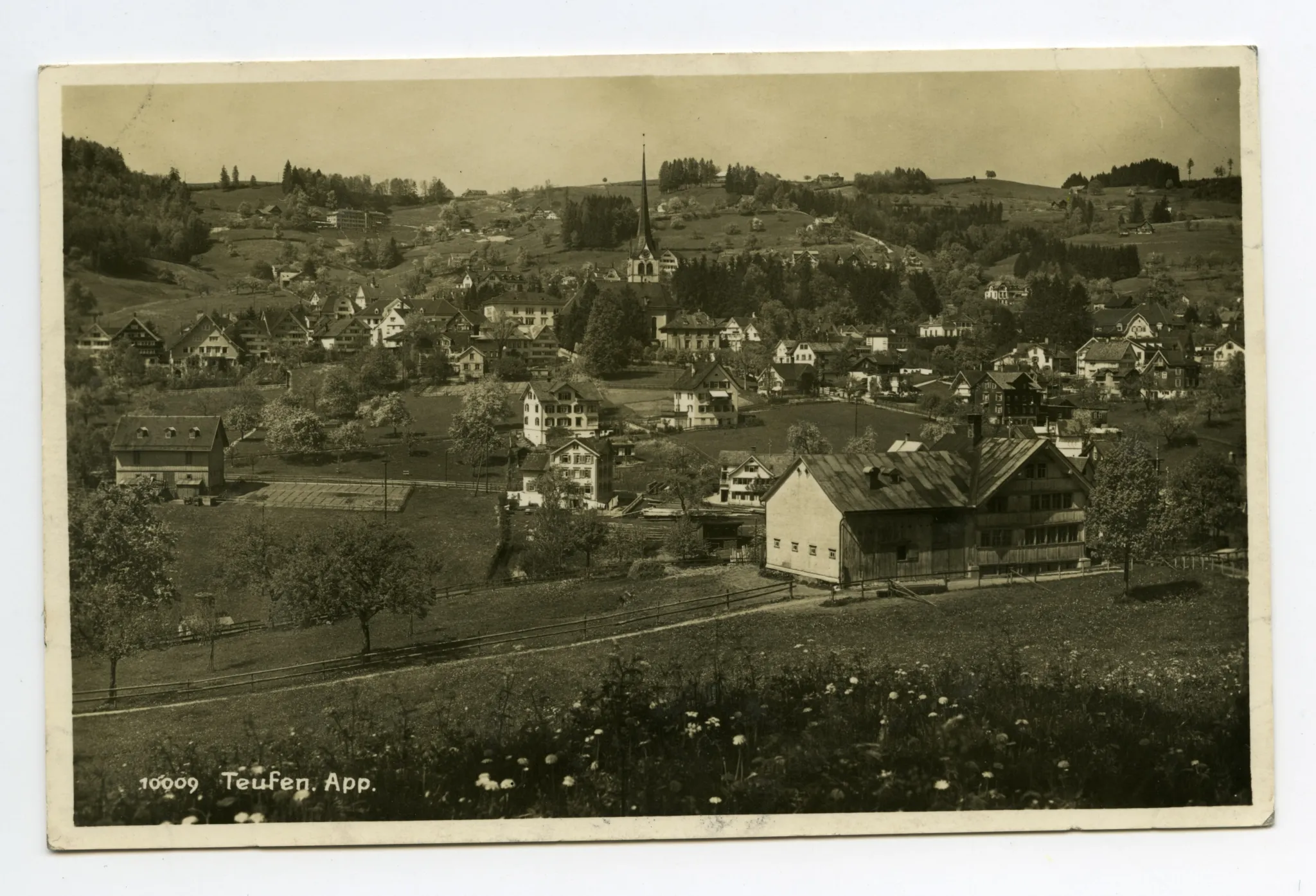 im Vordergrund Schönenbüel, mit Bächli, Bahnhof und Krankenhaus (beide halb verdeckt), Blick zu Bad Sonder, Schäflisegg/Eggen-Höhenweg