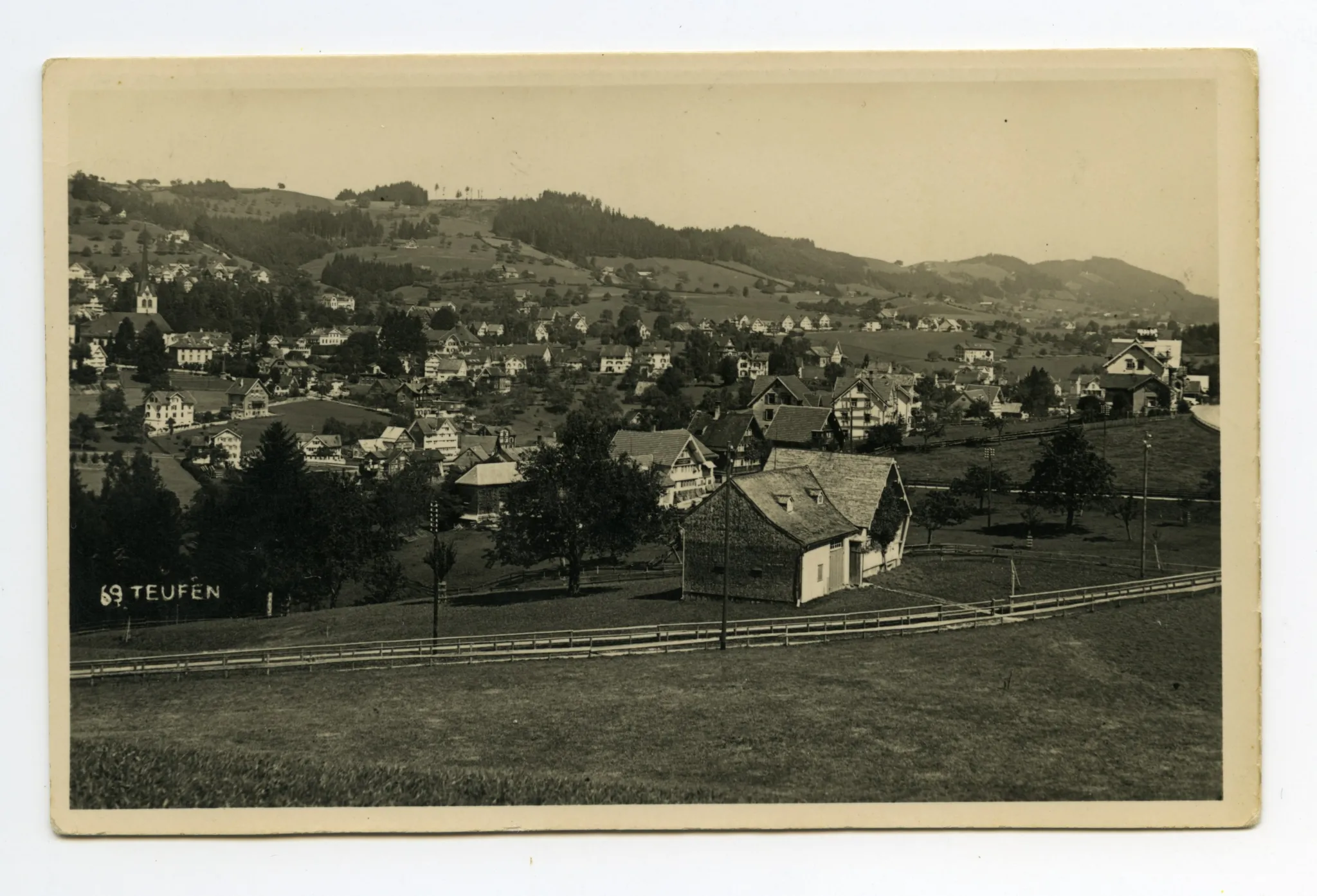vorne Schönenbüel (mit Restaurant), Bächli, mit Grubenmannkirche, Krankenhaus, Bahnhof, Ebni. Blick zu den Eggen
