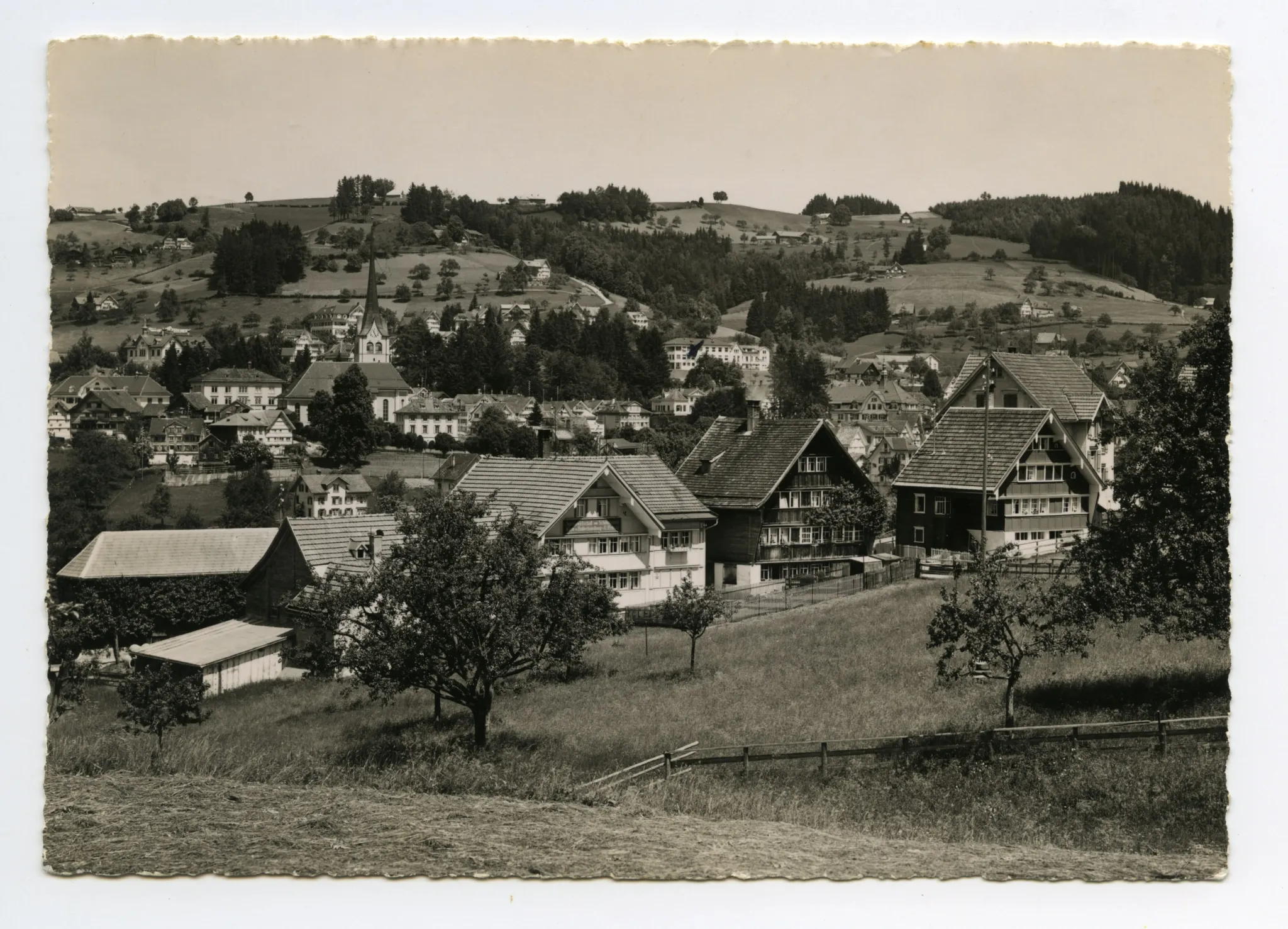 im Vordergrund Wirtschaft z. Schönenbüel, mit Bahnhof, Krankenhaus mit Erweiterungsbau West. Blick zu Eggen-Höhenweg