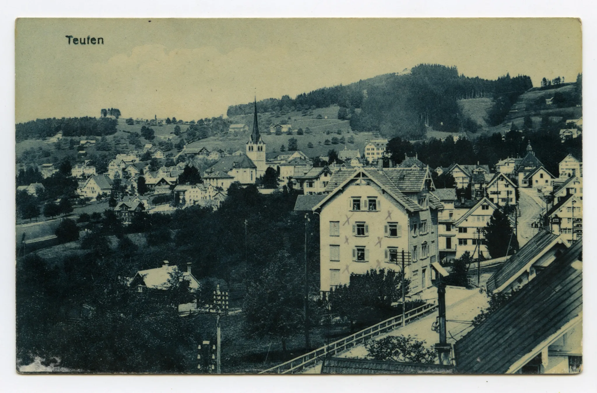 vorne Ebni, mit Bahnhof und Fernblick. Blick zu Frölichsegg, Schwendibüel