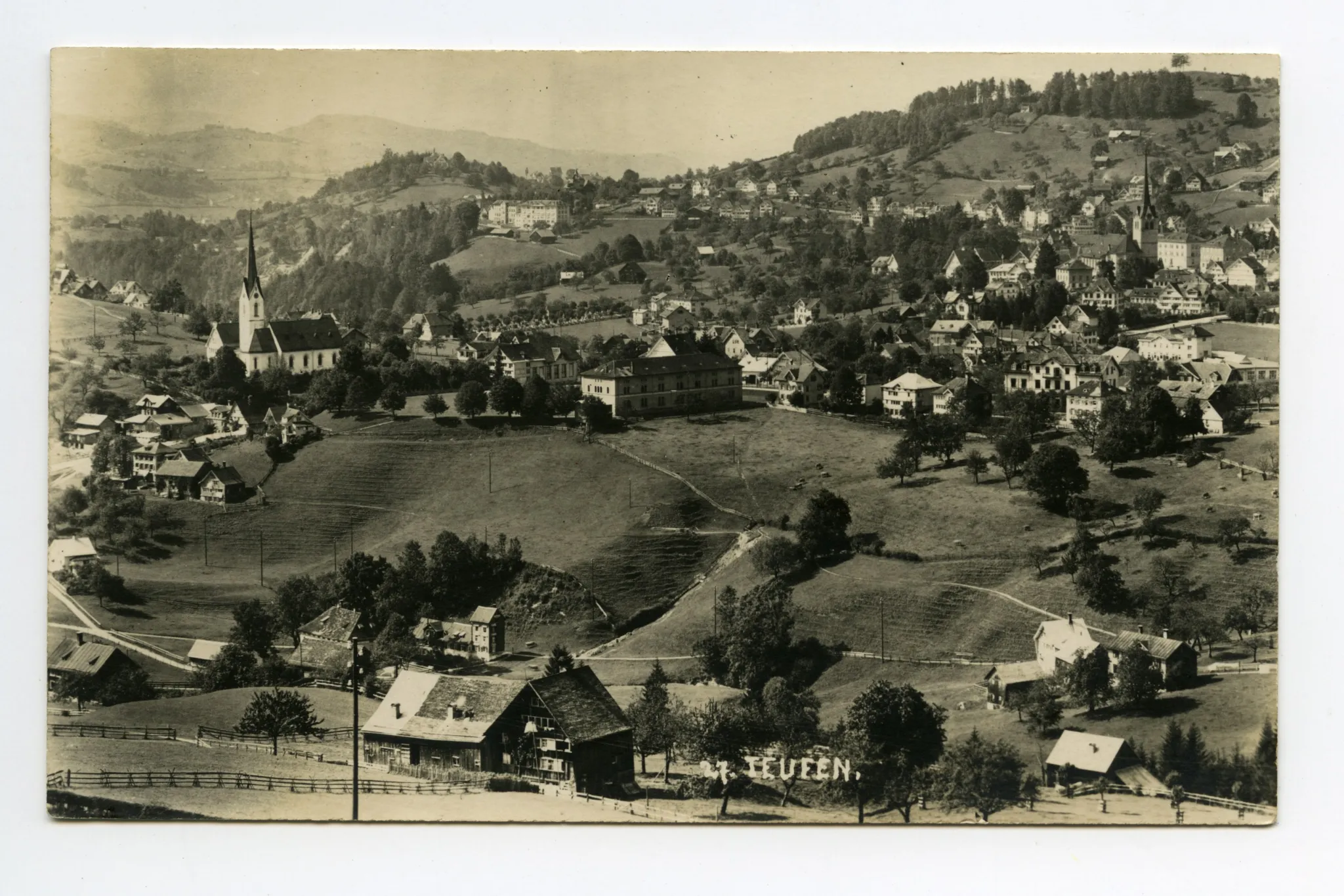 von Schlatterlehn. Mit Sammelbüel, Linde, Zeughaus, Ebni (z.T.), Friedhof, beiden Dorfkirchen. Blick zum Eggli