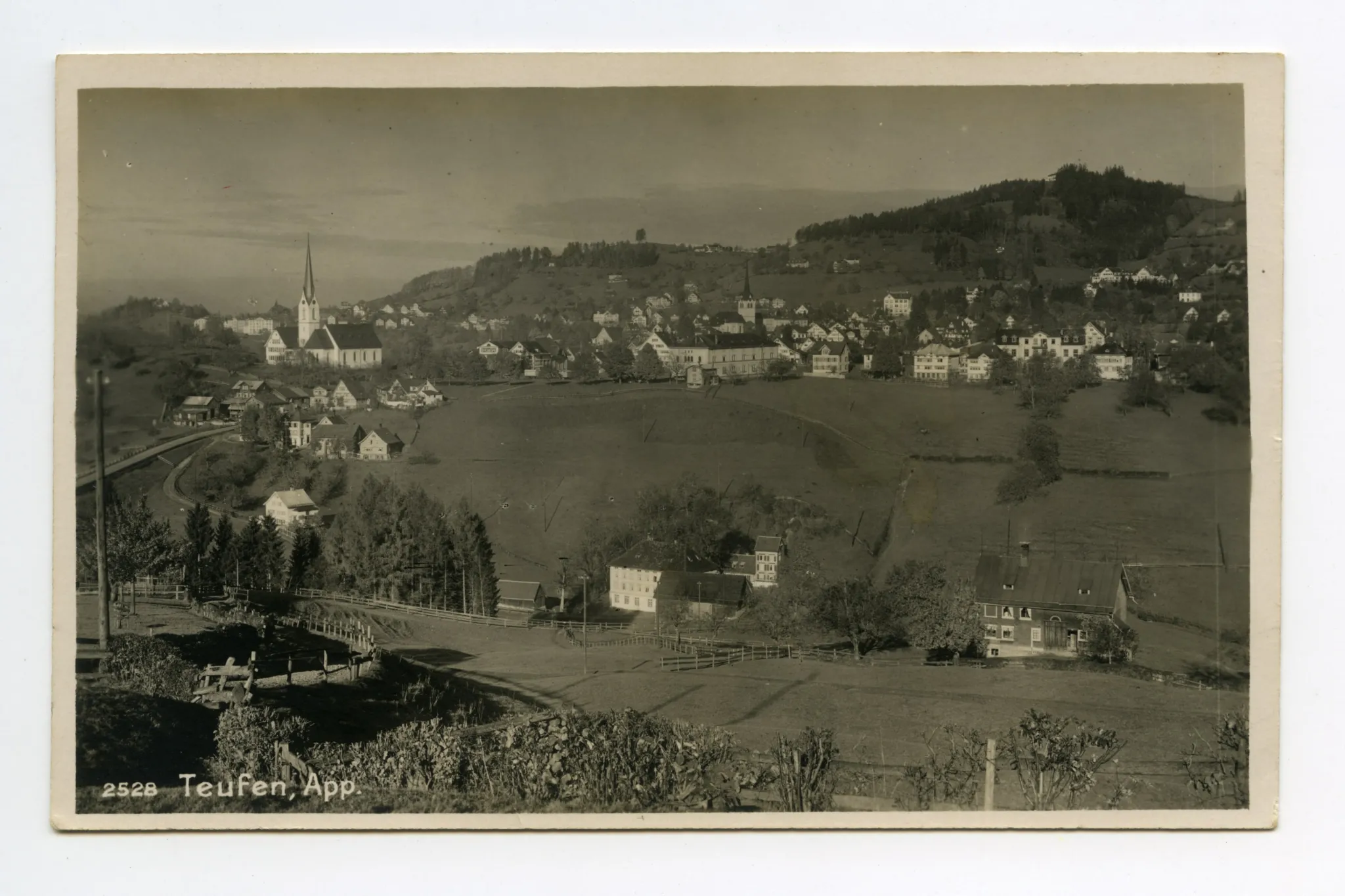 von Schlatterlehn aus. Mit beiden Dorfkirchen, Schlatterlehn, Zeughaus, Ebni (z.T.), Bahnhof (halb verdeckt). Blick zu Frölichsegg, Fernblick, Eggli