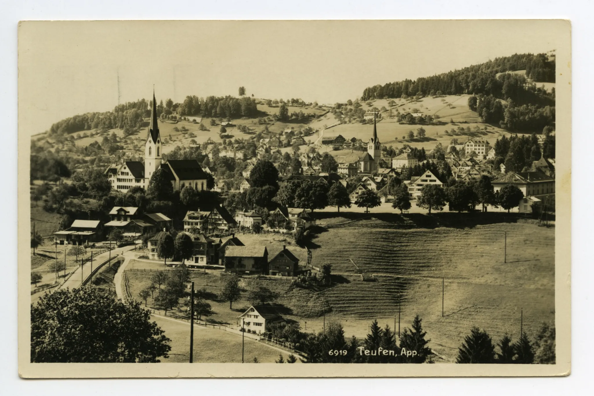 mit Sammelbüel, beiden Dorfkirchen, Zeughaus, Fernblick. Blick zu Schwendibüel