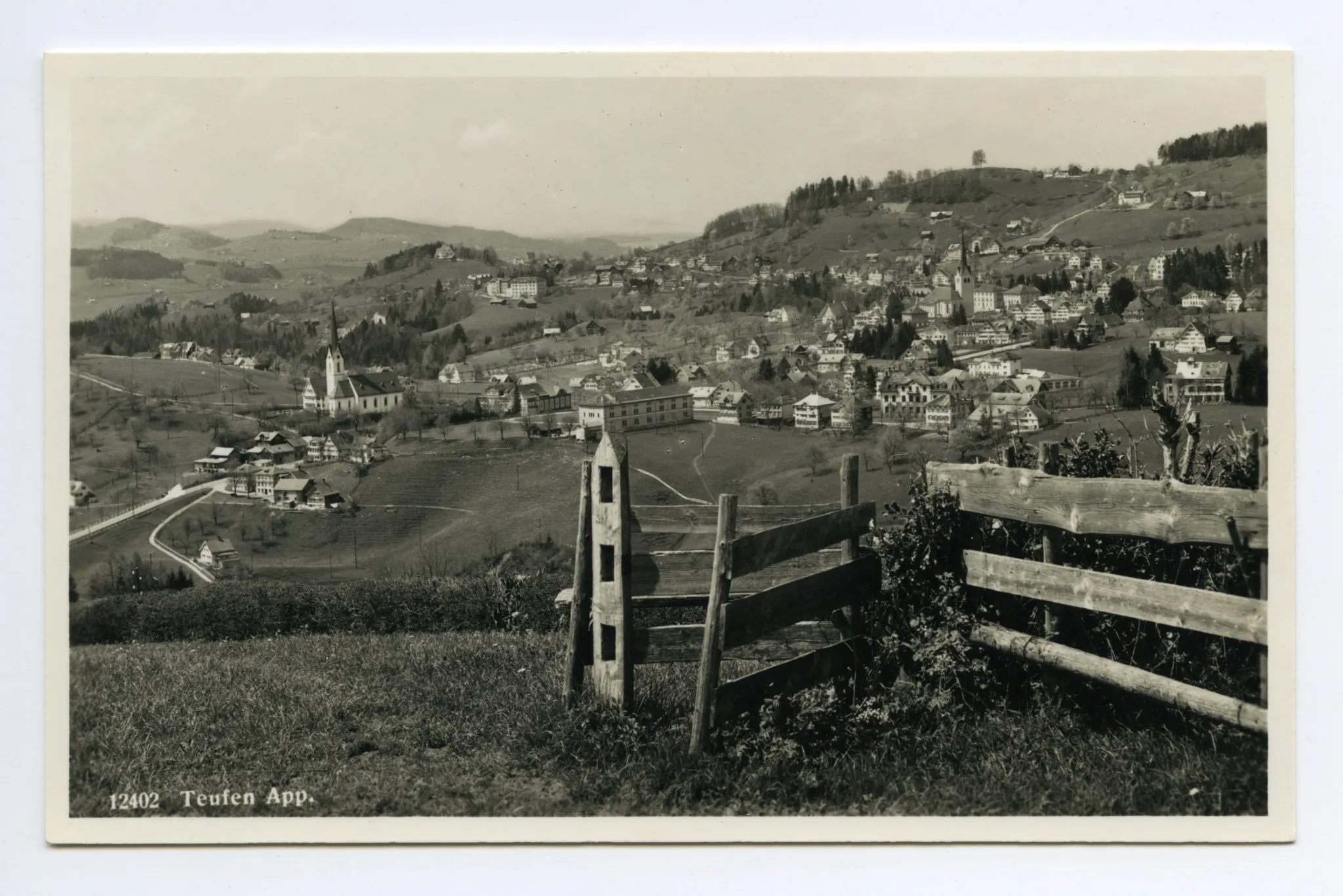 von Schlatterlehn aus. Mit Sammelbüel, beiden Dorfkirchen, Zeughaus, Bleichi/Ebni, Friedhof. Blick zu Eggli, resp. Fernblick/Schwendibüel