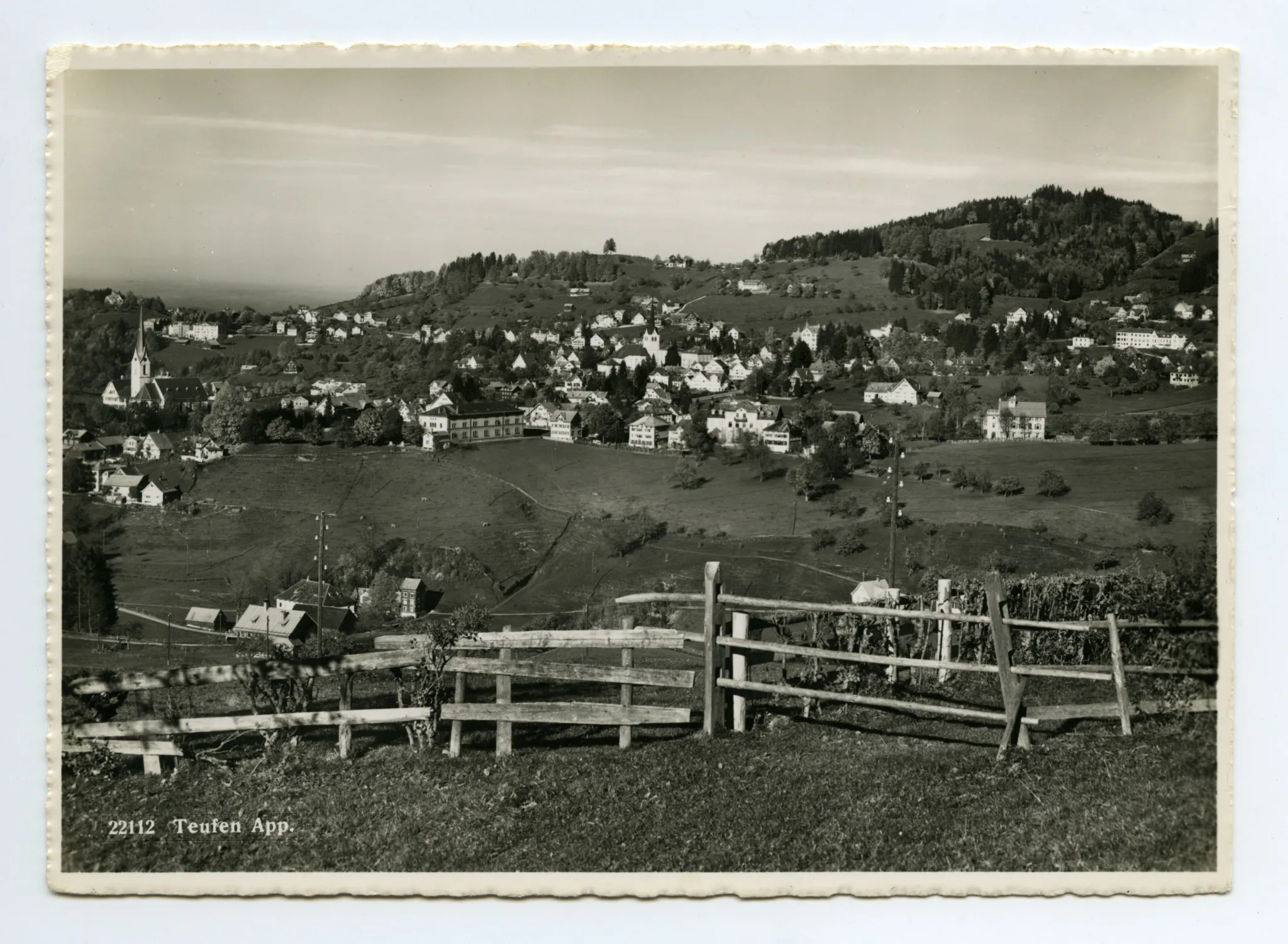 von Schlatterlehn. Vorne: Holzhag (sic!). Mit beiden Dorfkirchen, Zeughaus, Krankenhaus inkl. Erweiterung, Bahnhof (z.T. verdeckt), Fernblick. Blick zu Frölichsegg, Schwendibüel, Eggli, Fürstenland