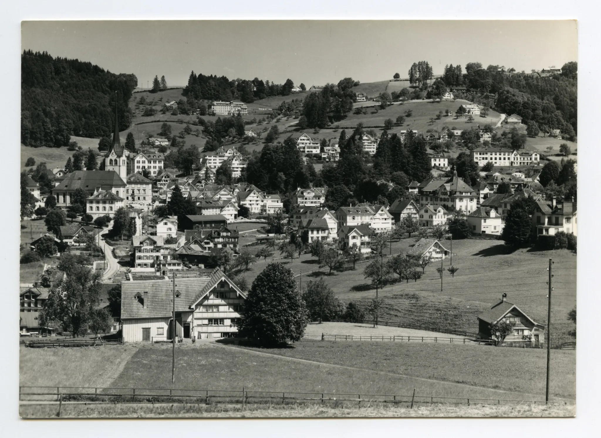 vom Schönenbüel, mit Bächli, Bahnhof/Krankenhaus, Bad Sonder. Blick zu Schäflisegg, Hüslersegg
