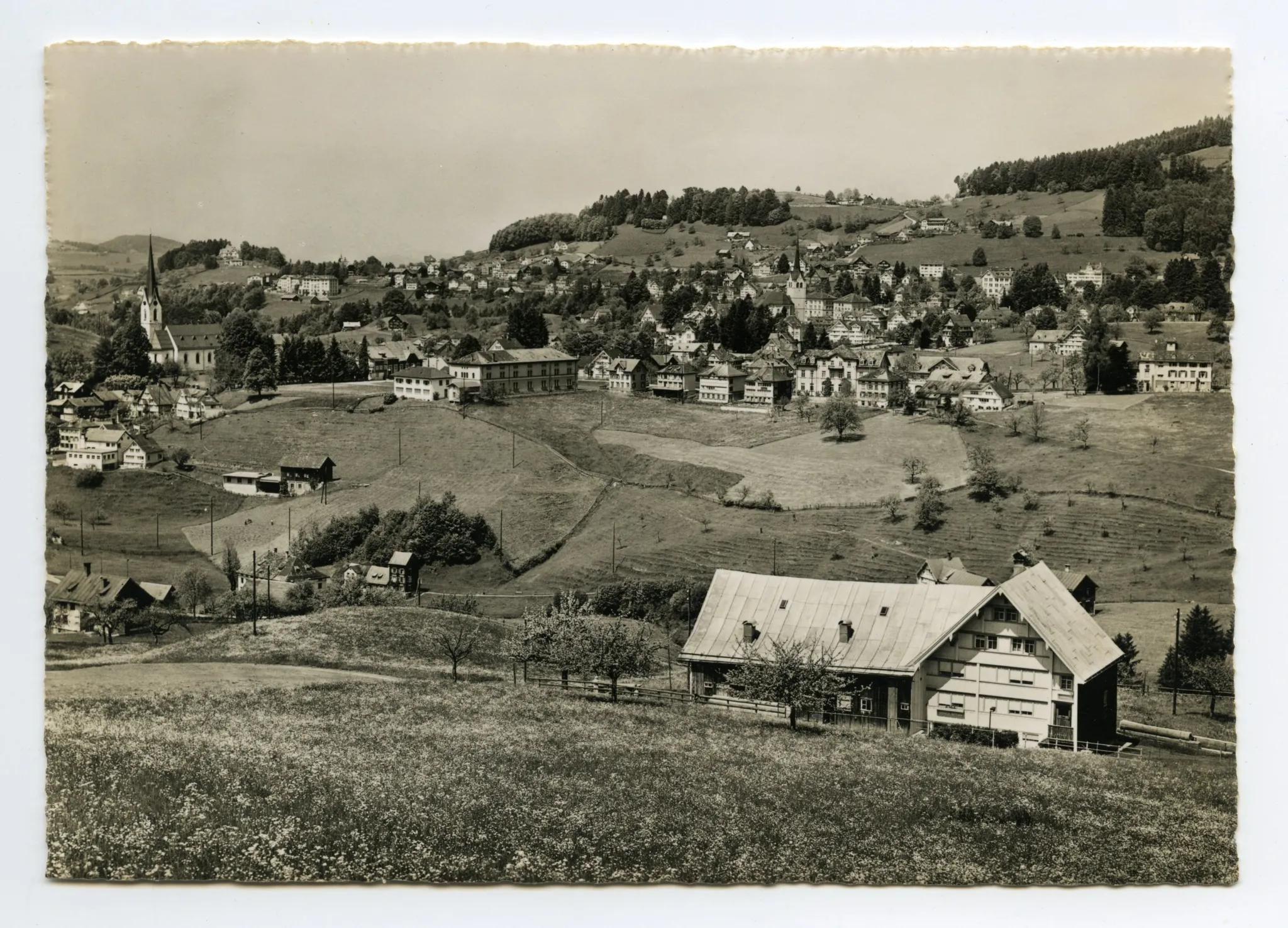 von Schlatterlehn, mit Sammelbüel, Zeughaus/Linde, Bleichi, beiden Dorfkirchen, Fernblick. Blick zu Eggli resp. Froher Aussicht