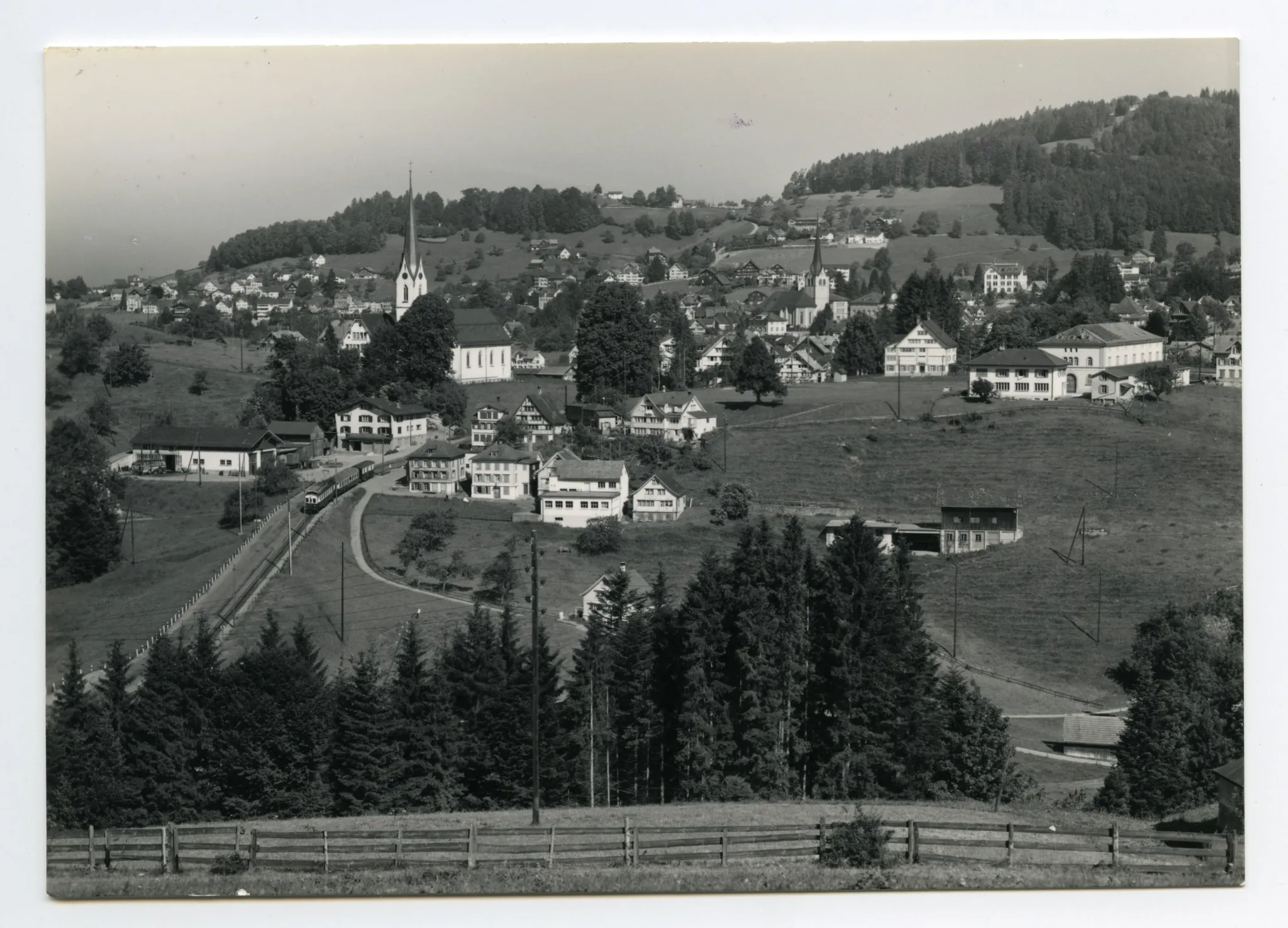 mit Sammelbüel, Zeughaus, beiden Dorfkirchen, Fernblick. Blick zu Froher Aussicht, Frölichsegg. SGA-Komposition auf Zahnrad Sammelbüel