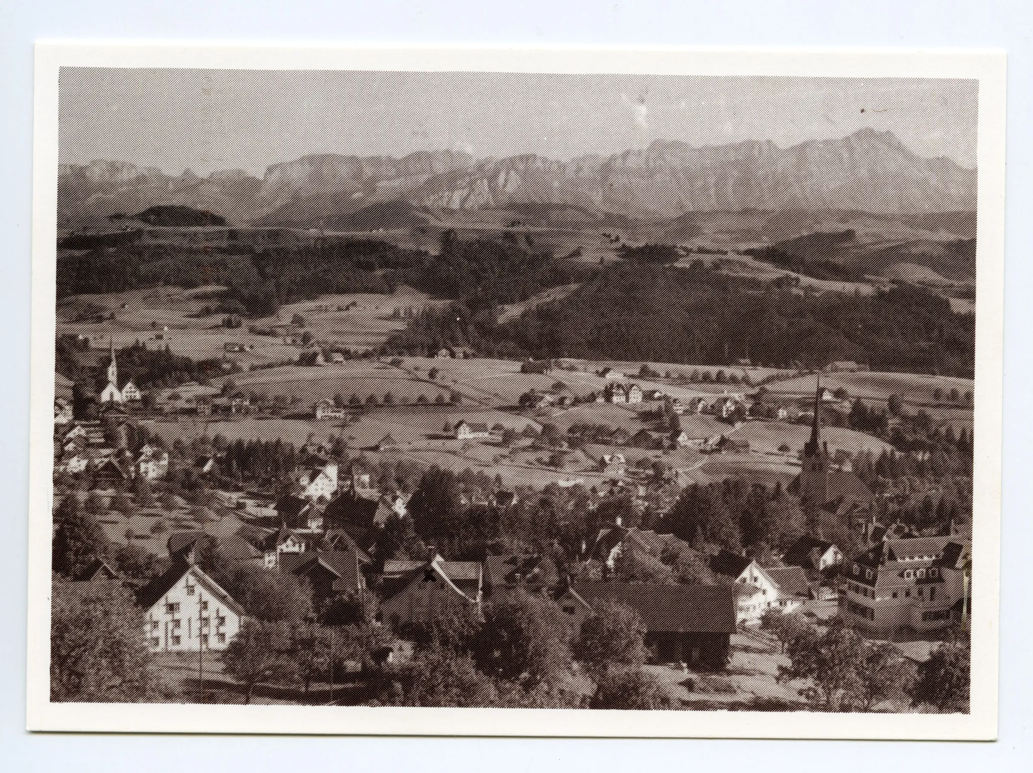 mit beiden Dorfkirchen (Reproduktion im heutigen Postkartenformat)
