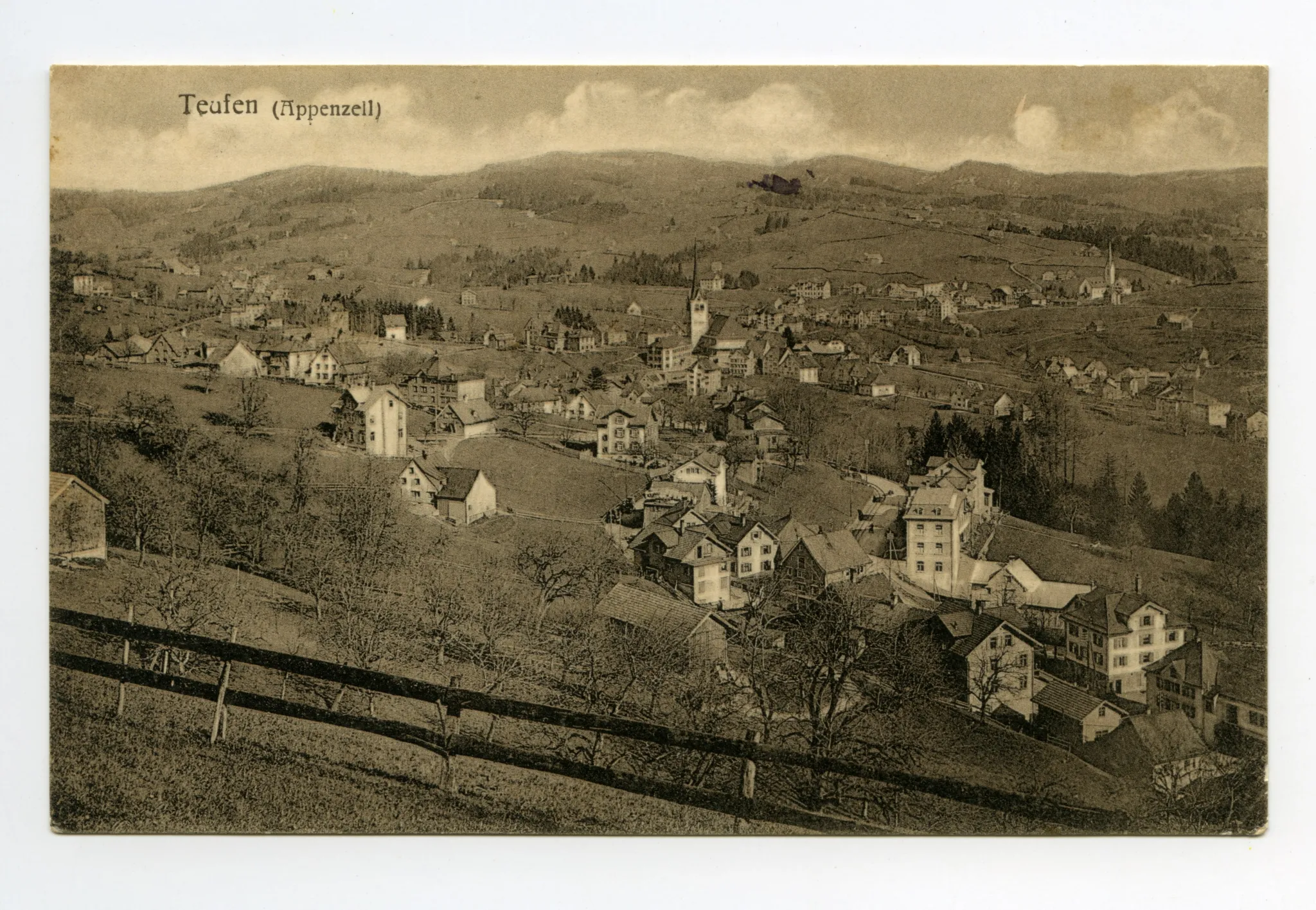 vorne Stofel, mit beiden Dorfkirchen, Bächli, Ebni, Zeughaus. Blick zum Gäbris (vgl. Hc.18-04 – Baugrube und –visier Schulhaus Hörli erkennbar)