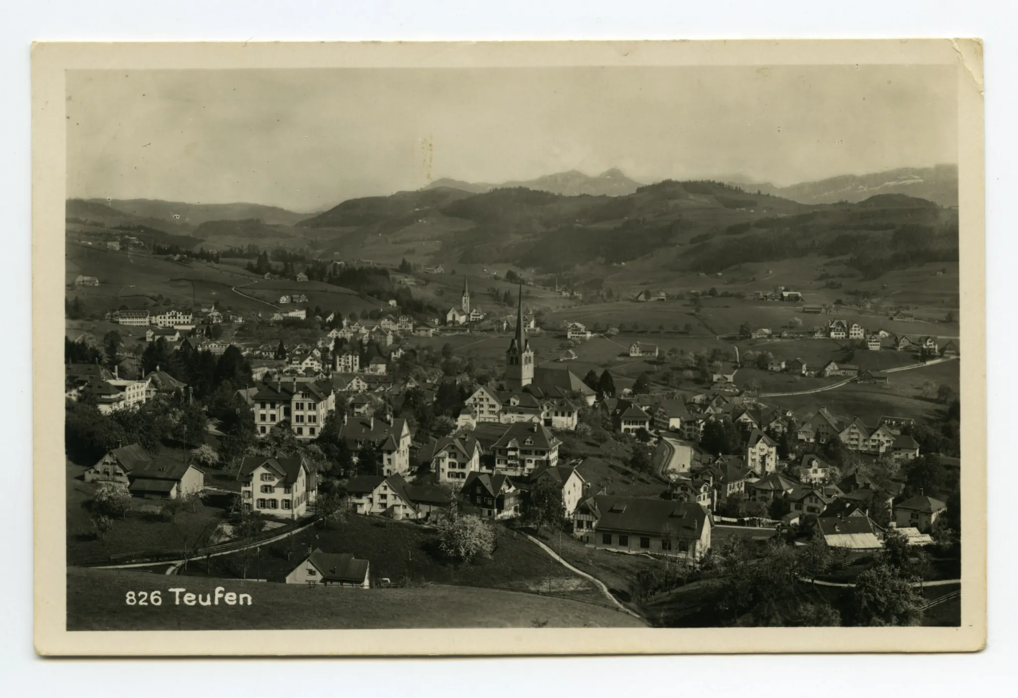 Beide Dorfkirchen, blühende Obstbäume (sic!), Blick zum Steigbach; Karte 1: Blick zu Kamor/Hohem Kasten – korrekte Ansicht (vgl. Hc.18-10); Karte 2: Säntiskette im Winter (sic!) – Säntis manipuliert!