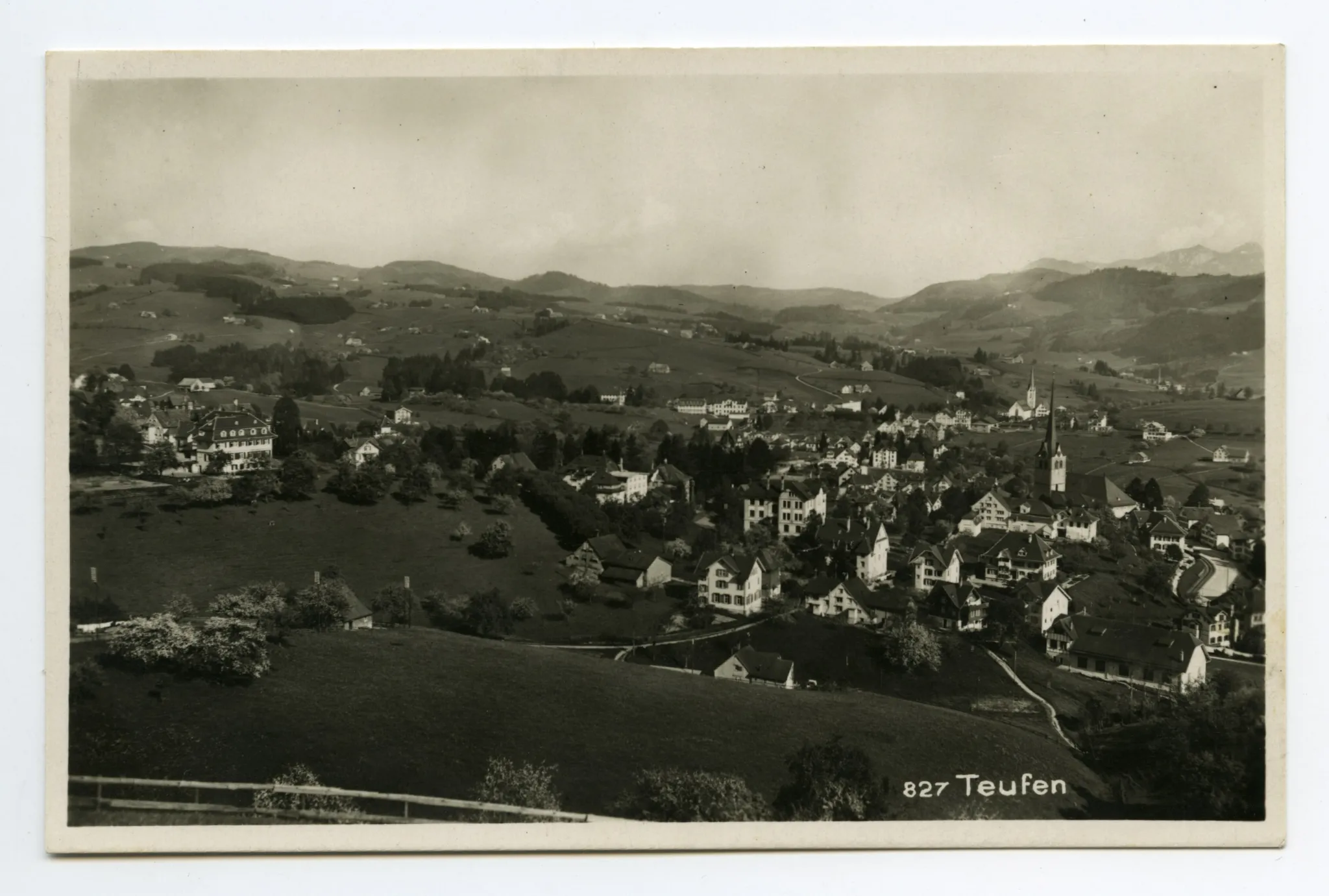 vorne Alte Turnhalle, mit beiden Dorfkirchen. Blick zu Steigbach, Gäbris, Fänern/Kamor/Hohem Kasten