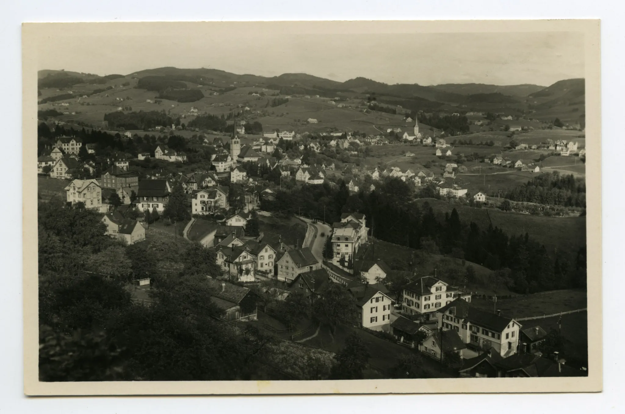 vorne Stofel, beide Dorfkirchen, Blick zum Gäbris