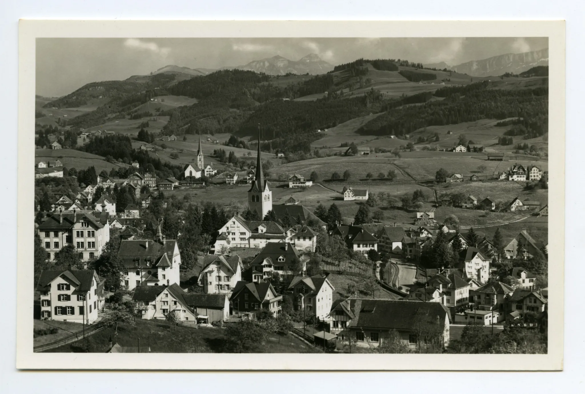 Vorne alte Turnhalle, beide Dorfkirchen. Blick zu Kamor / Hohem Kasten