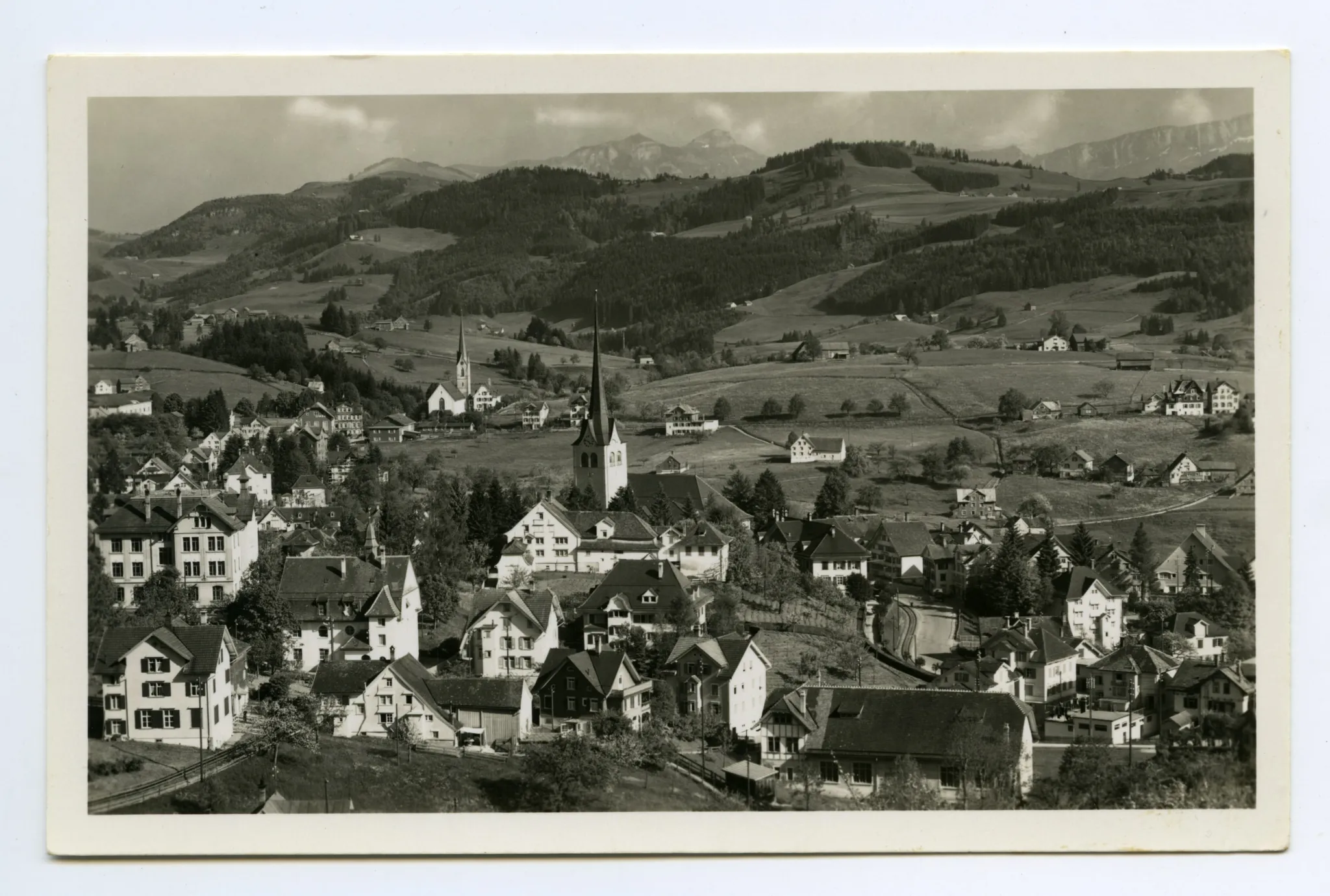 Vorne alte Turnhalle, beide Dorfkirchen. Blick zu Kamor / Hohem Kasten