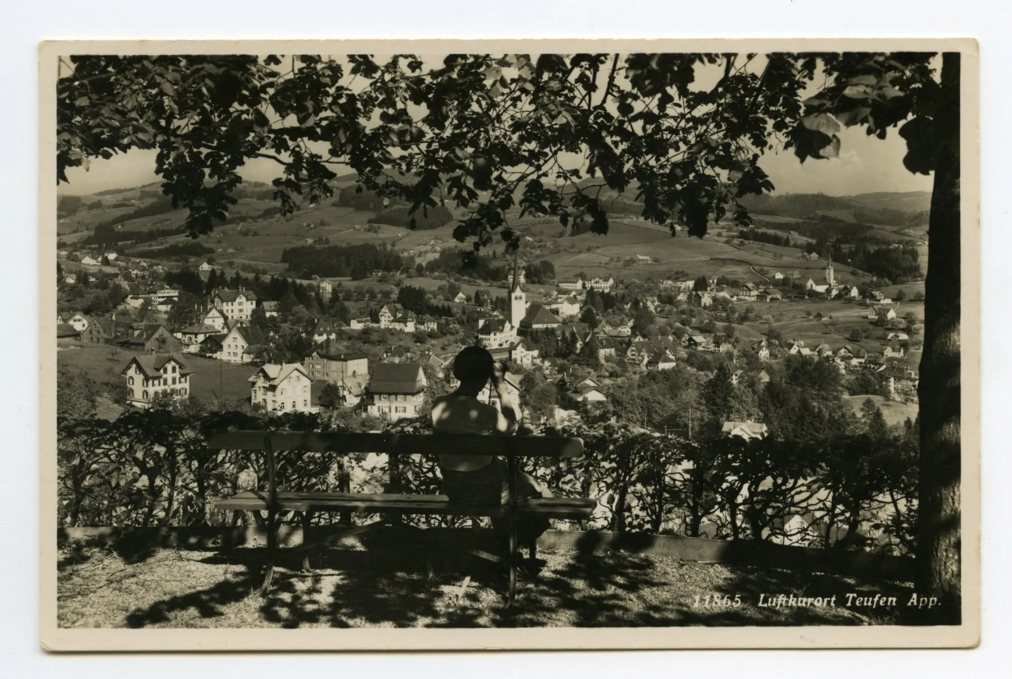 Vorne Aussichtsbänkli, Frau mit Feldstecher; beide Dorfkirchen