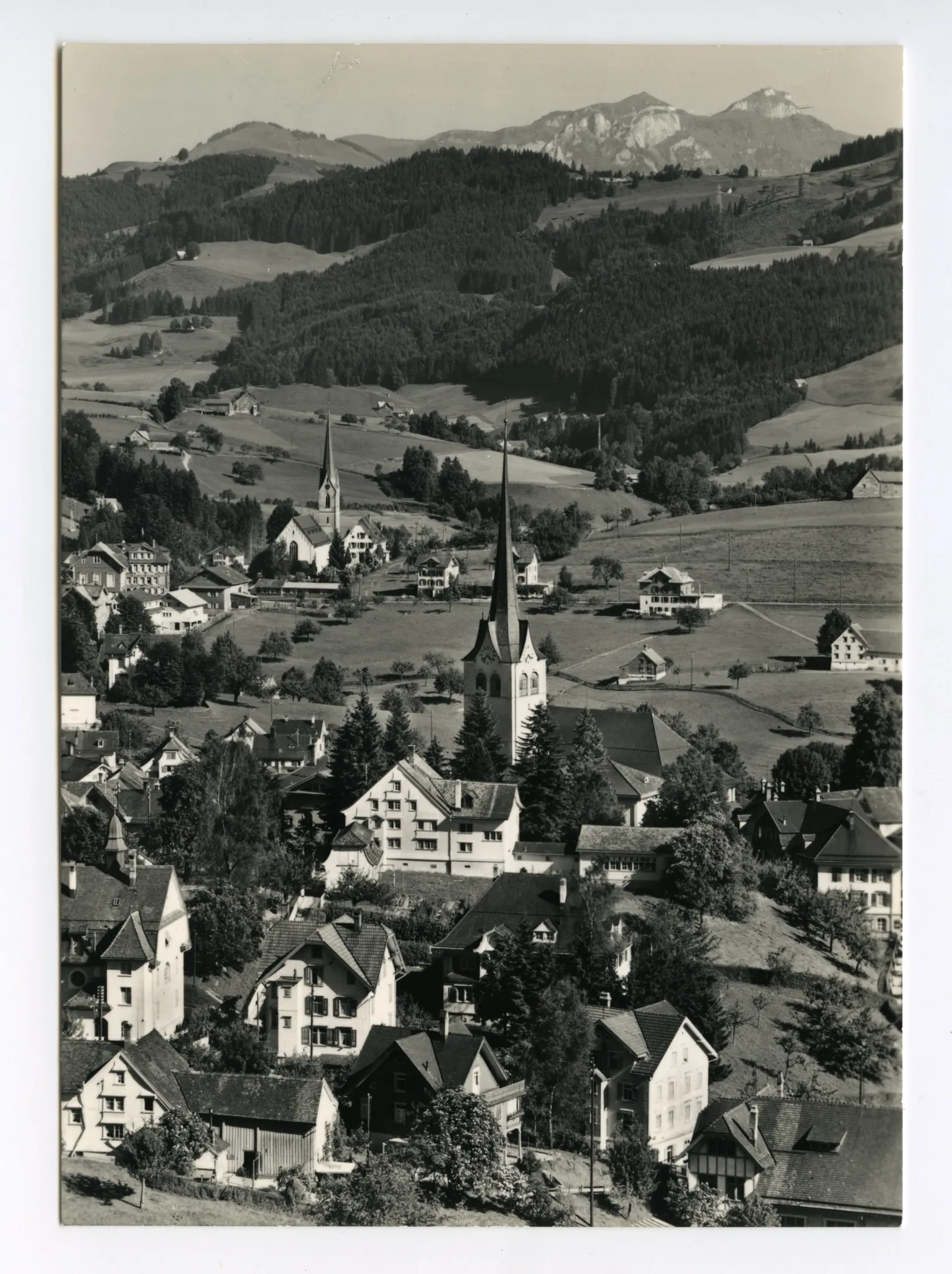 vorne alte Turnhalle (z.T.), beide Dorfkirchen, Linde. Blick zum Steigbach (Hochkamin), Kamor/Hohem Kasten