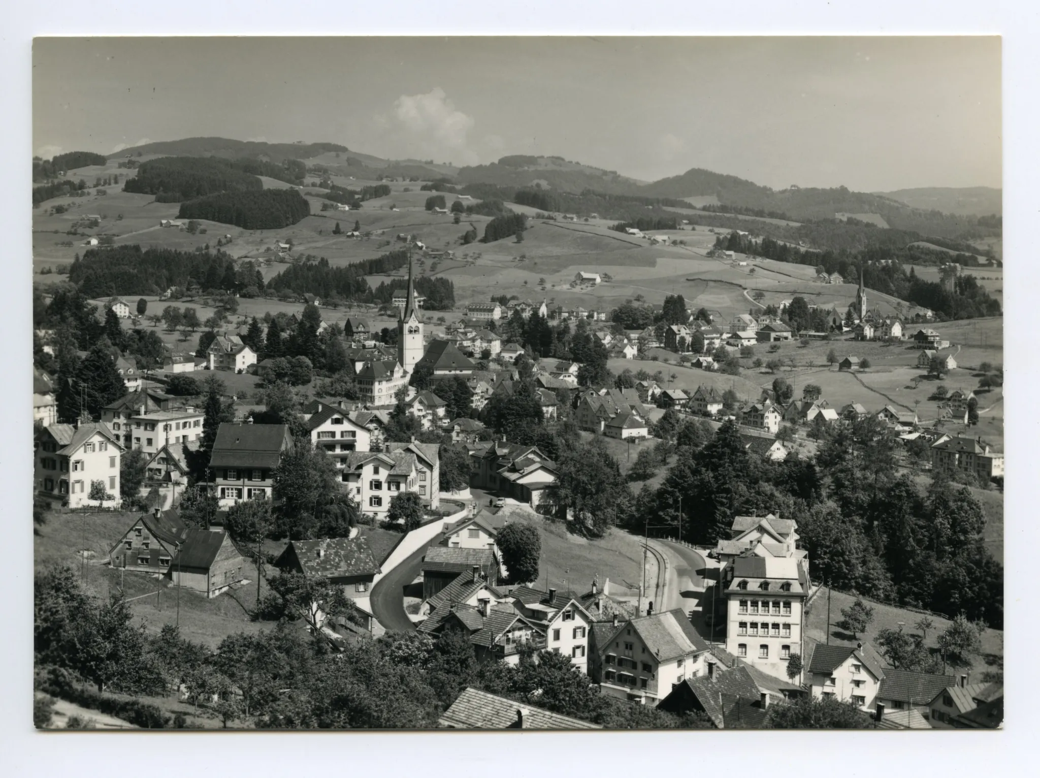 Vorne Stofel, beide Dorfkirchen, Lindenhügel. Linde und Lindensaal eingerüstet