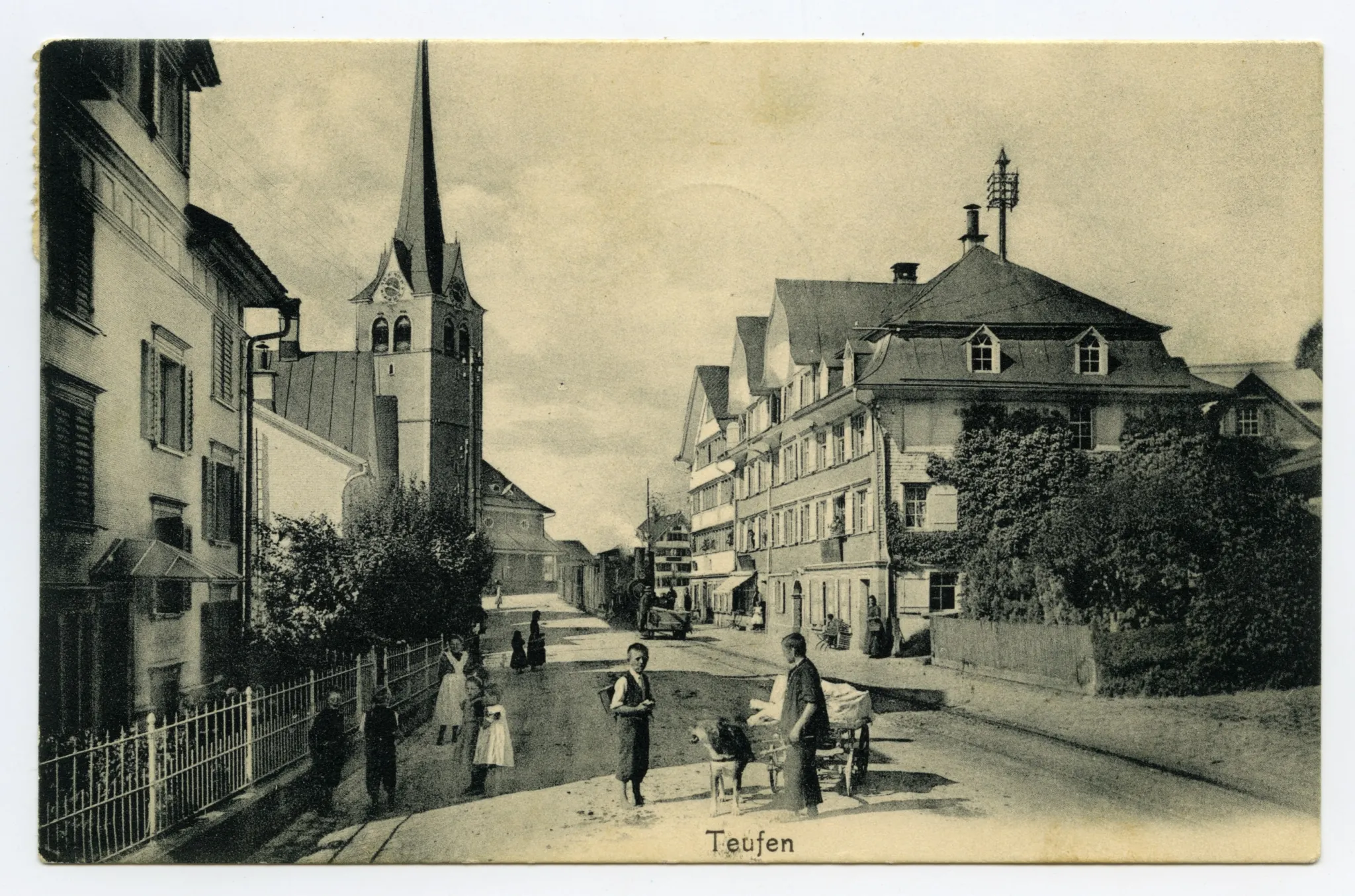 Posierende Kinder, Leiterwagen mit eingespanntem Hund, Grubenmannkirche, Dampfzug-Komposition unterwegs Richtung Gais, vor Lokomotive eine Arbeits-Draisine o.ä.