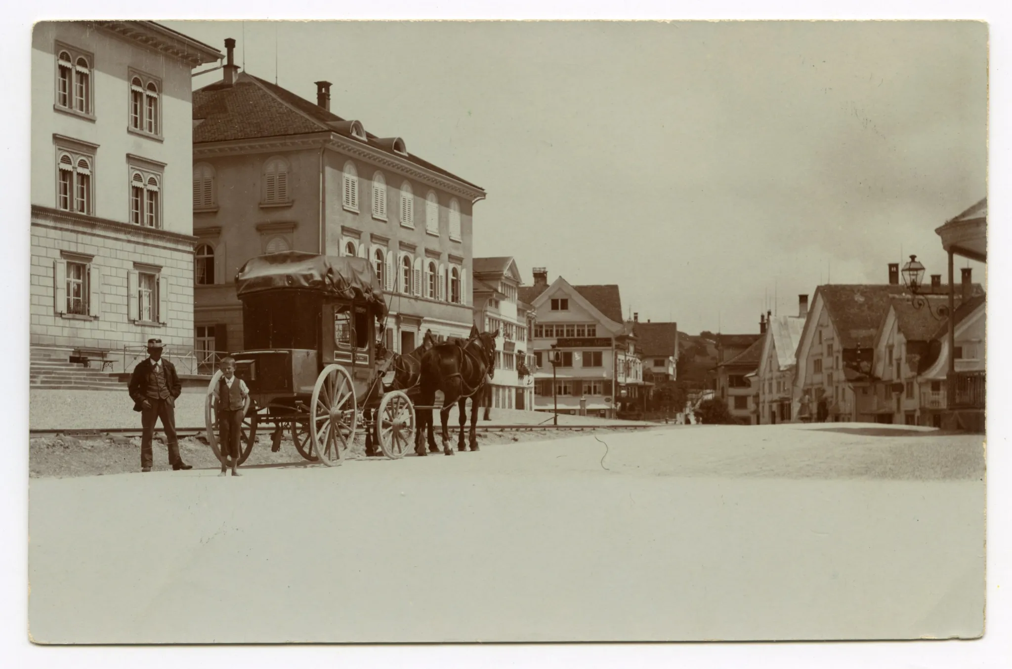 Postkutsche vor Schulhaus. Markantes Weichen-Stellsignal Ecke Gemeindehaus/Gremmstrasse