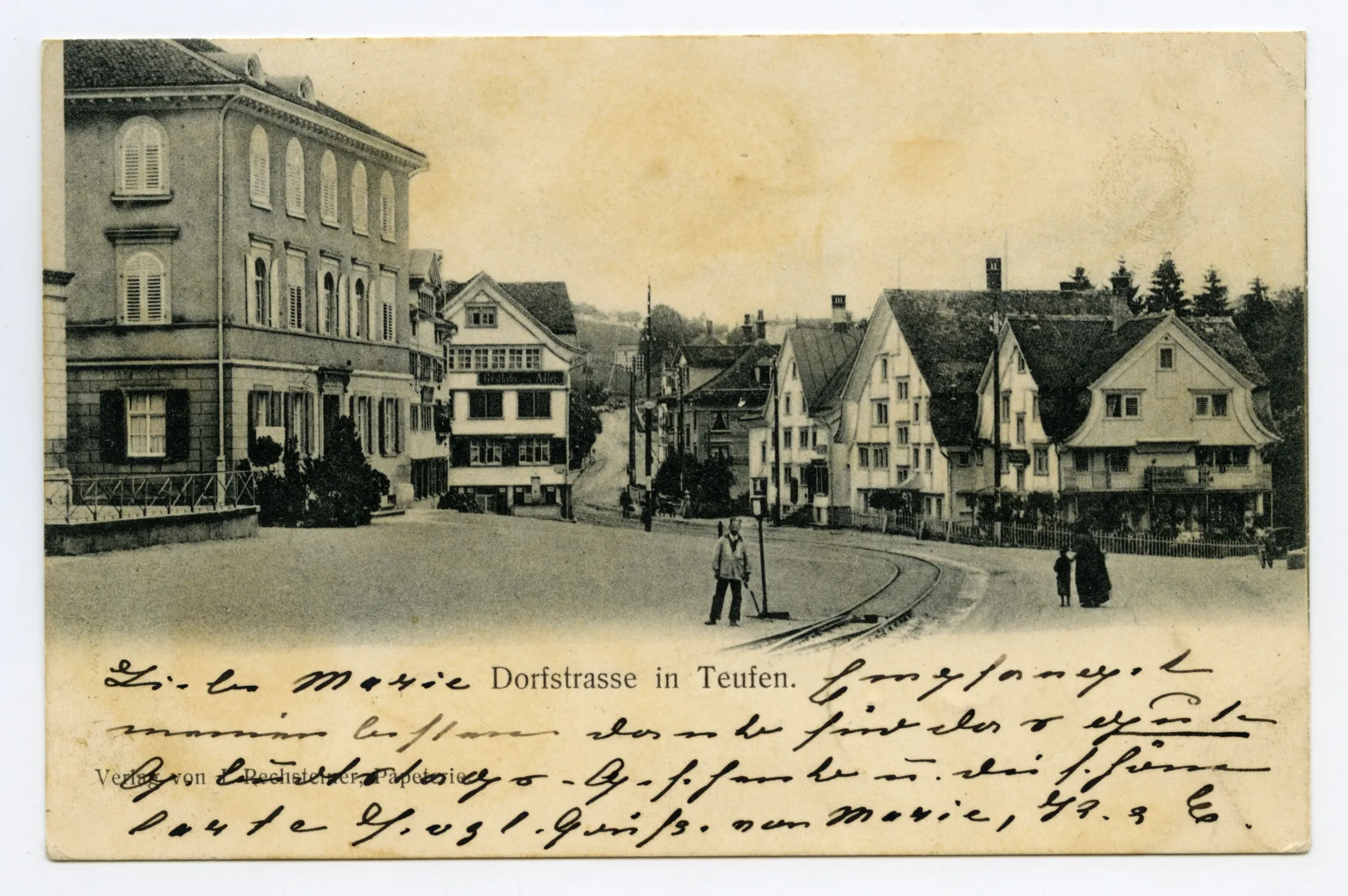 mit Gemeindehaus, „Adler“, Kornhändlerhaus, Dorfstrasse. Im Vordergrund Menschen auf der Strasse, Bahn-Weiche vor Gde-Haus