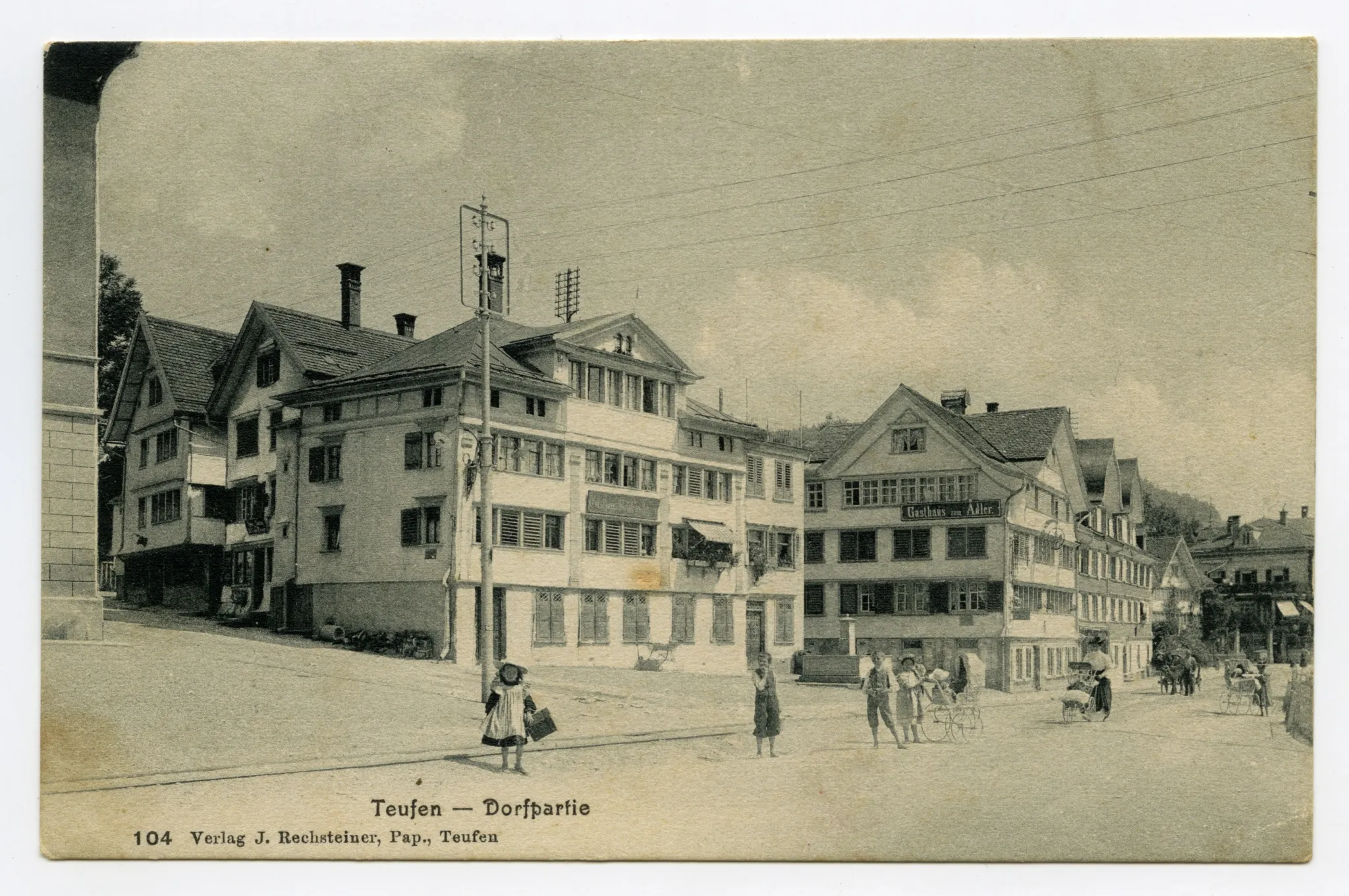 Dorfstrasse. Ecke Gemeindehaus, „Anker“, „Adler“, Blick zur Villa Roth. Posierende Kinder und Frauen mit Kinderwagen, Ochsenfuhrwerk