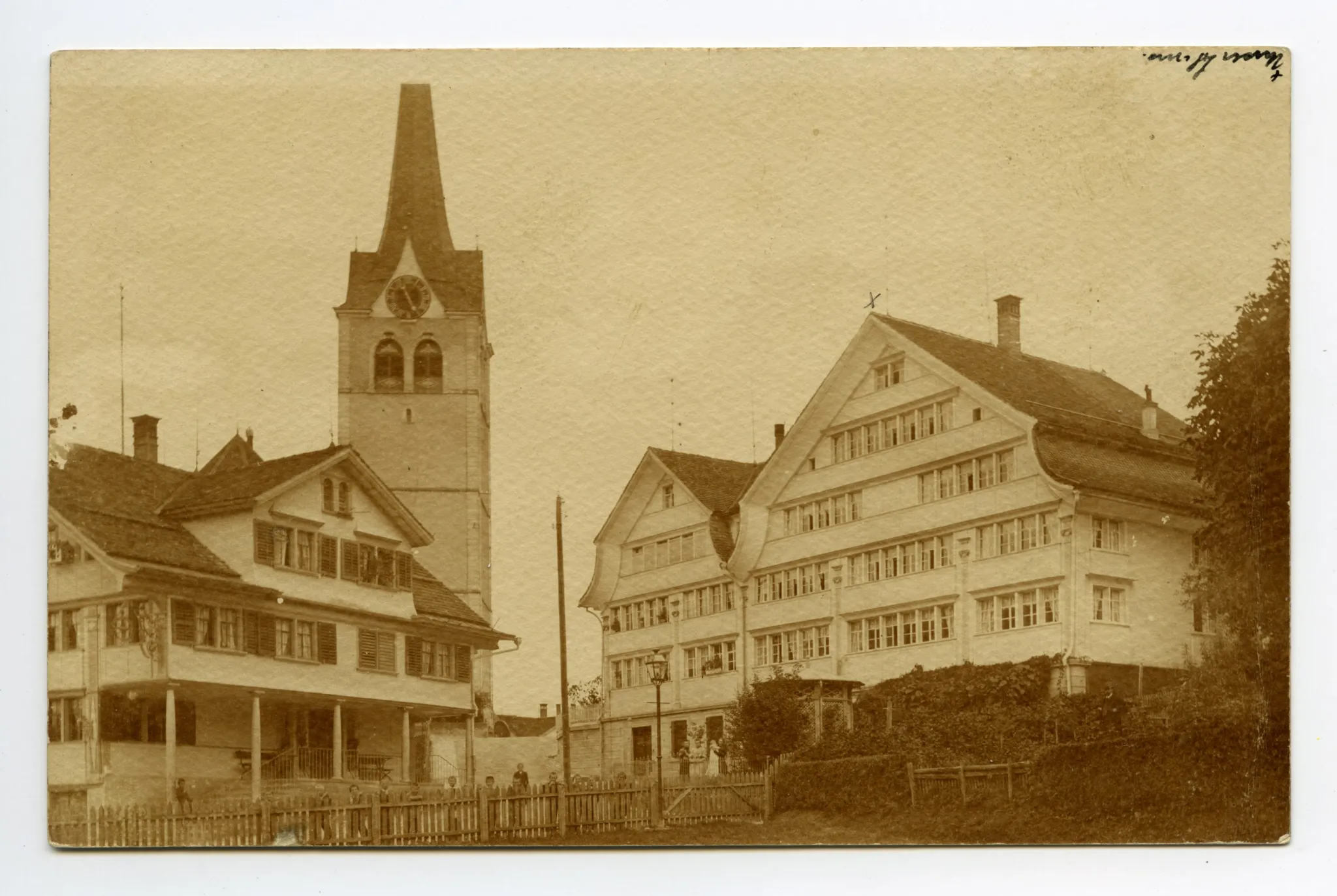 Hechtstrasse, mit Hecht, Kornhändlerhaus, Grubenmannkirche; posierende Kinder hinter Lattenhag