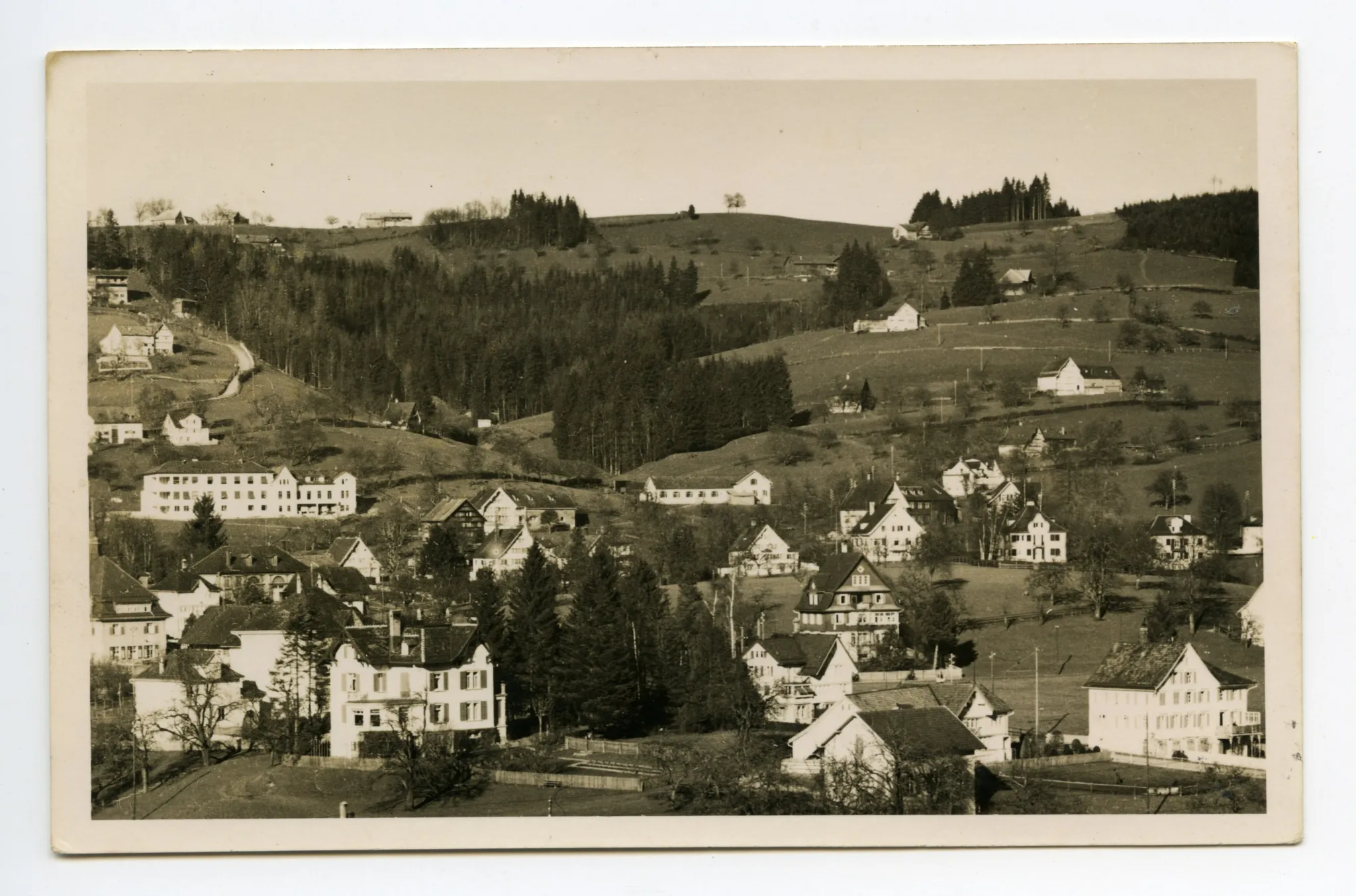 Bahnhof (angeschnitten), Krankenhaus mit Anbau, Lortanne. Blick zur Hüslersegg