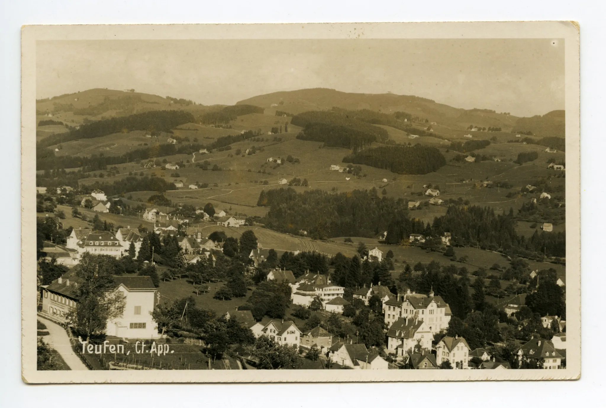 Hörli-Schulhaus, Bahnhof (z.T.). Blick Richtung Südosten zu Hoher Buche und Gäbris