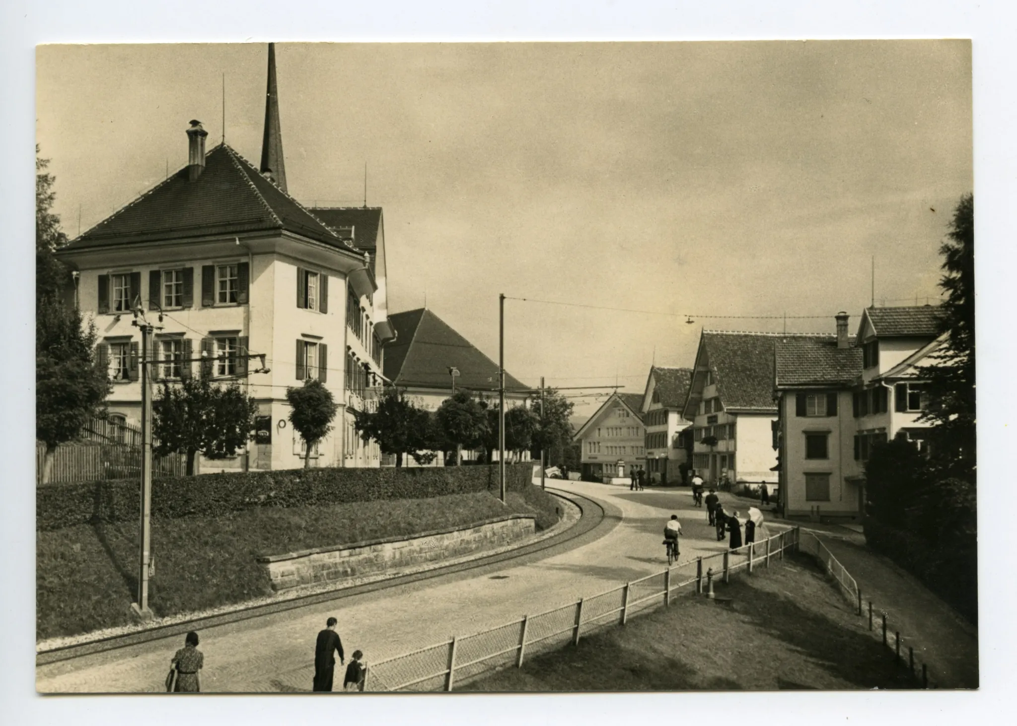 Alter Bahnhof, Konsum-Verein, Gasthaus „Bahnhof“ bis „Ilge“, Grubenmannkirche (z.T.), Fussgänger und Radfahrer (Kirchgänger?)