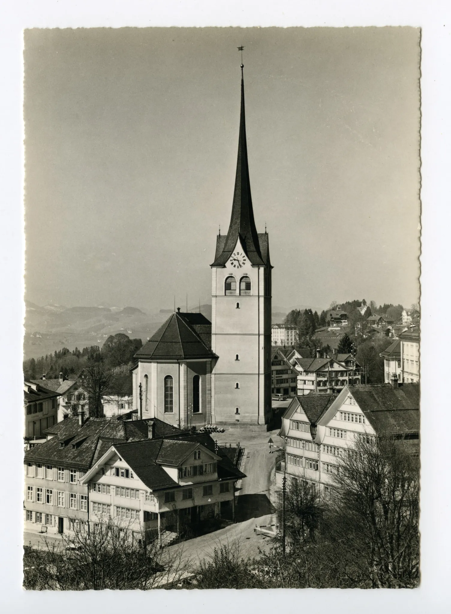 (Hochformat), „Hecht“, Kornhändlerhaus, Dorfplatz mit Grubenmannkirche, Blick Richtung Westen (vgl. Ho.07-091, fast identisches Foto, Autos, Kirchenuhr!)