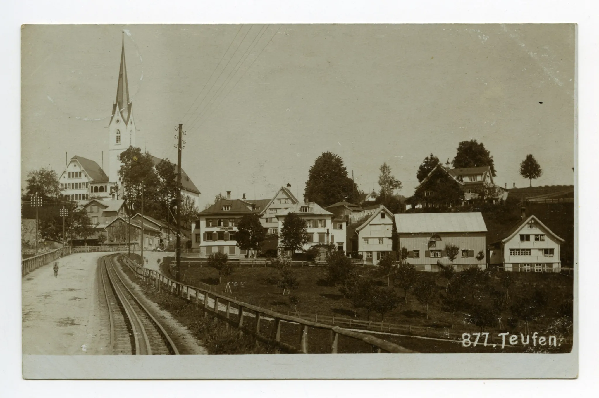 mit Alter Kath. Kirche. Bahngleis mit Zahnrad, Bub mit Chränze steht auf Strasse