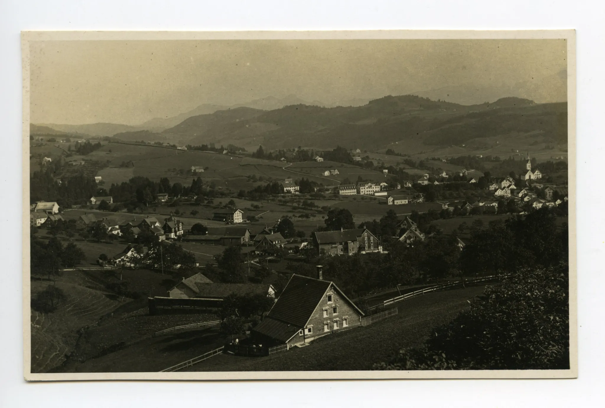 Richtung Ebni, Lindenhügel, Alte Kath. Kirche bis Hoher Kasten und Kamor (im Dunst). Vorne: Schützenhaus
