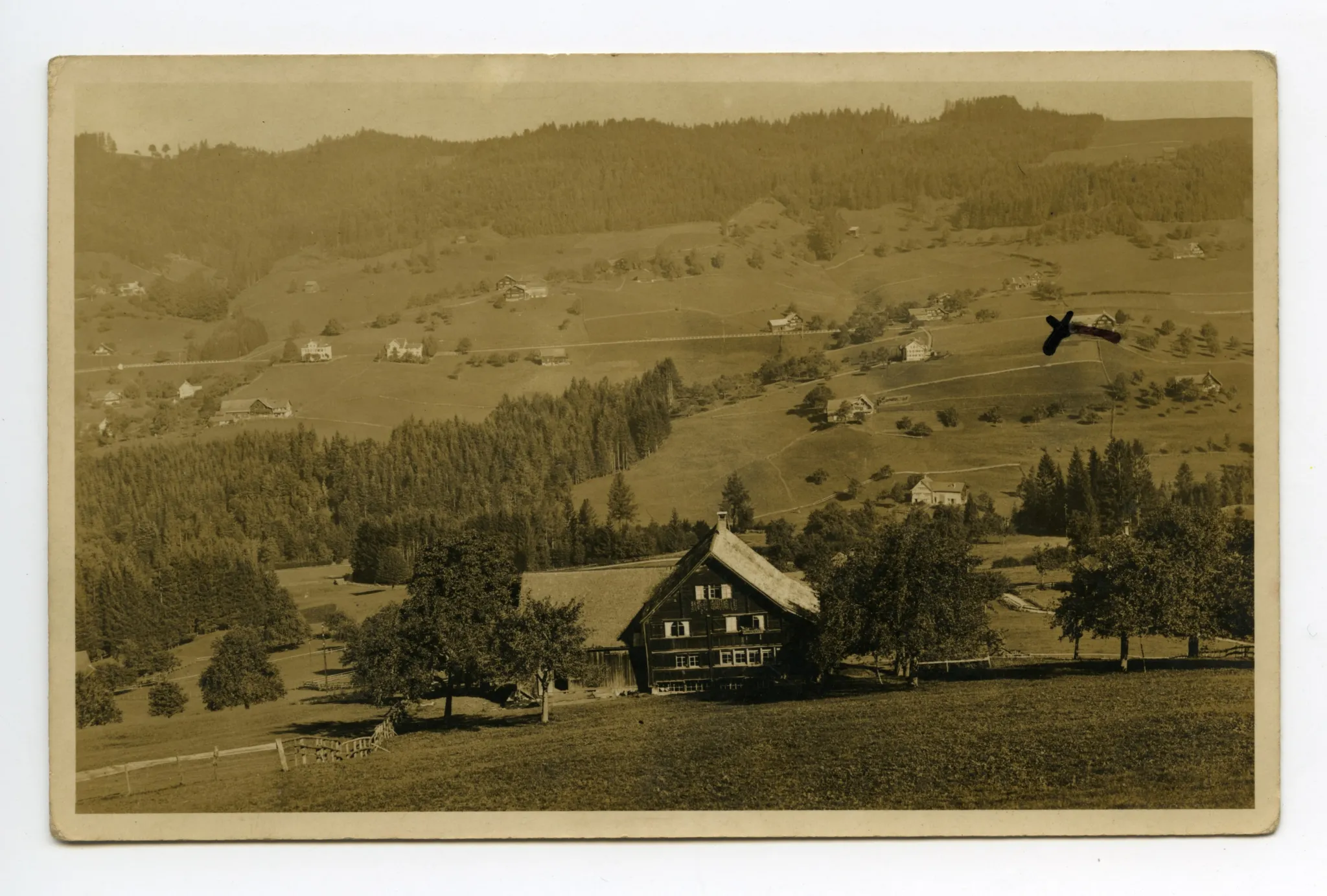 Ein Haus mit Filzstift-X markiert