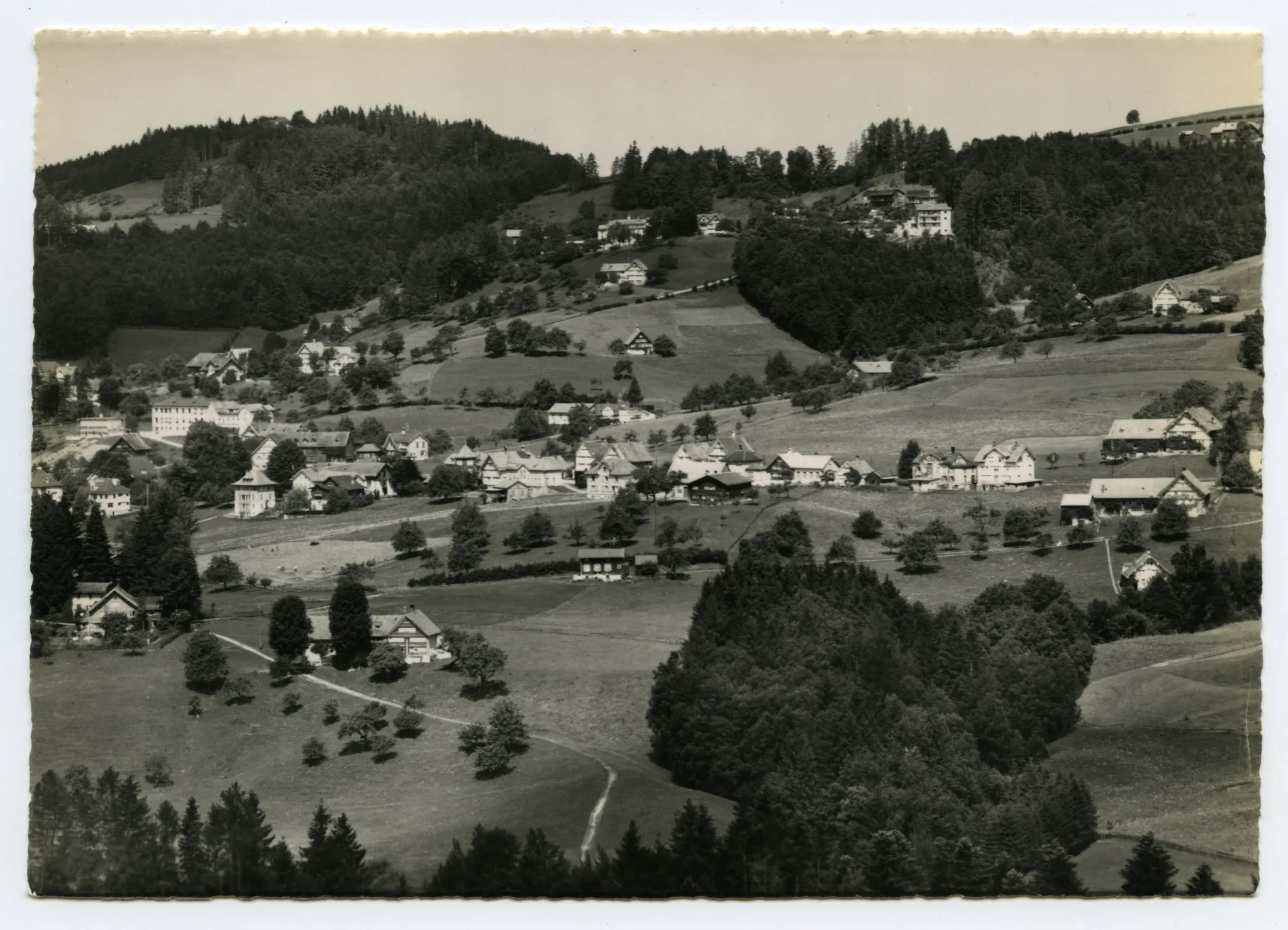 Mit Krankenhaus. Blick zu Bad Sonder (z.T. verdeckt), Frölichsegg, Schäflisegg