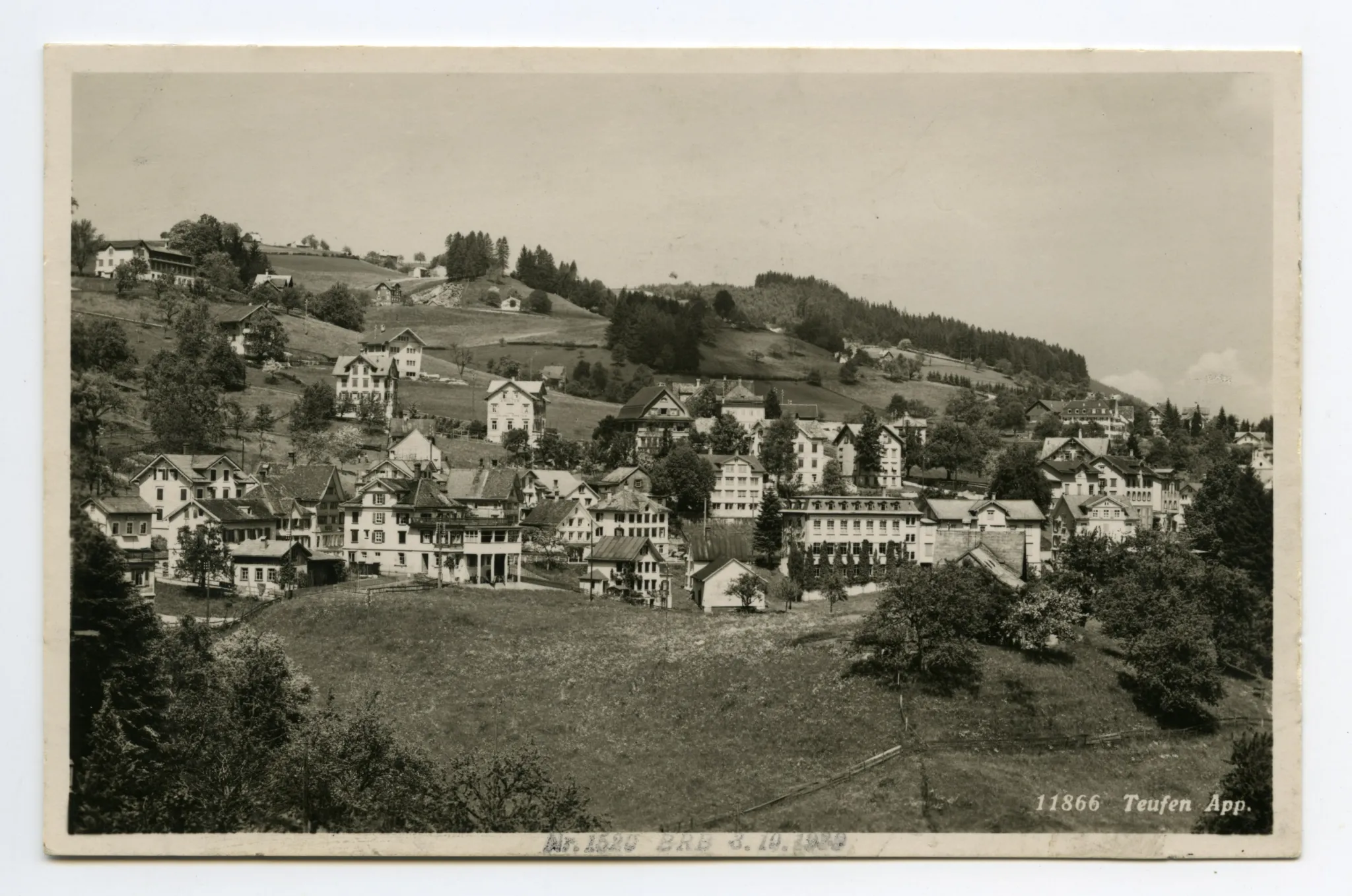 mit Café-Bäckerei Indlekofer. Fernblick (äusserster linker Bildrand), Blick zu den Eggen