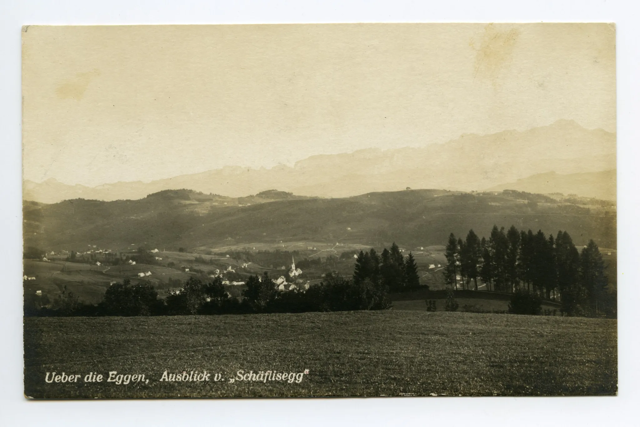 Mit Alter Kath. Kirche, Linde, Blick zum Alpstein (im Dunst), vom Hohen Kasten bis Säntis