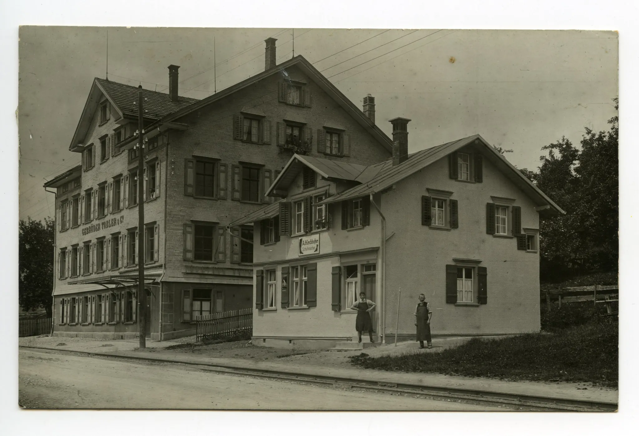 Häusergruppe Hauptstrasse 58 und 60: Fabrikgebäude „Gebrüder Tobler & Cie“ (links), „A. Kirchhofer, Schuhmacher“, mit zwei posierenden Gesellen