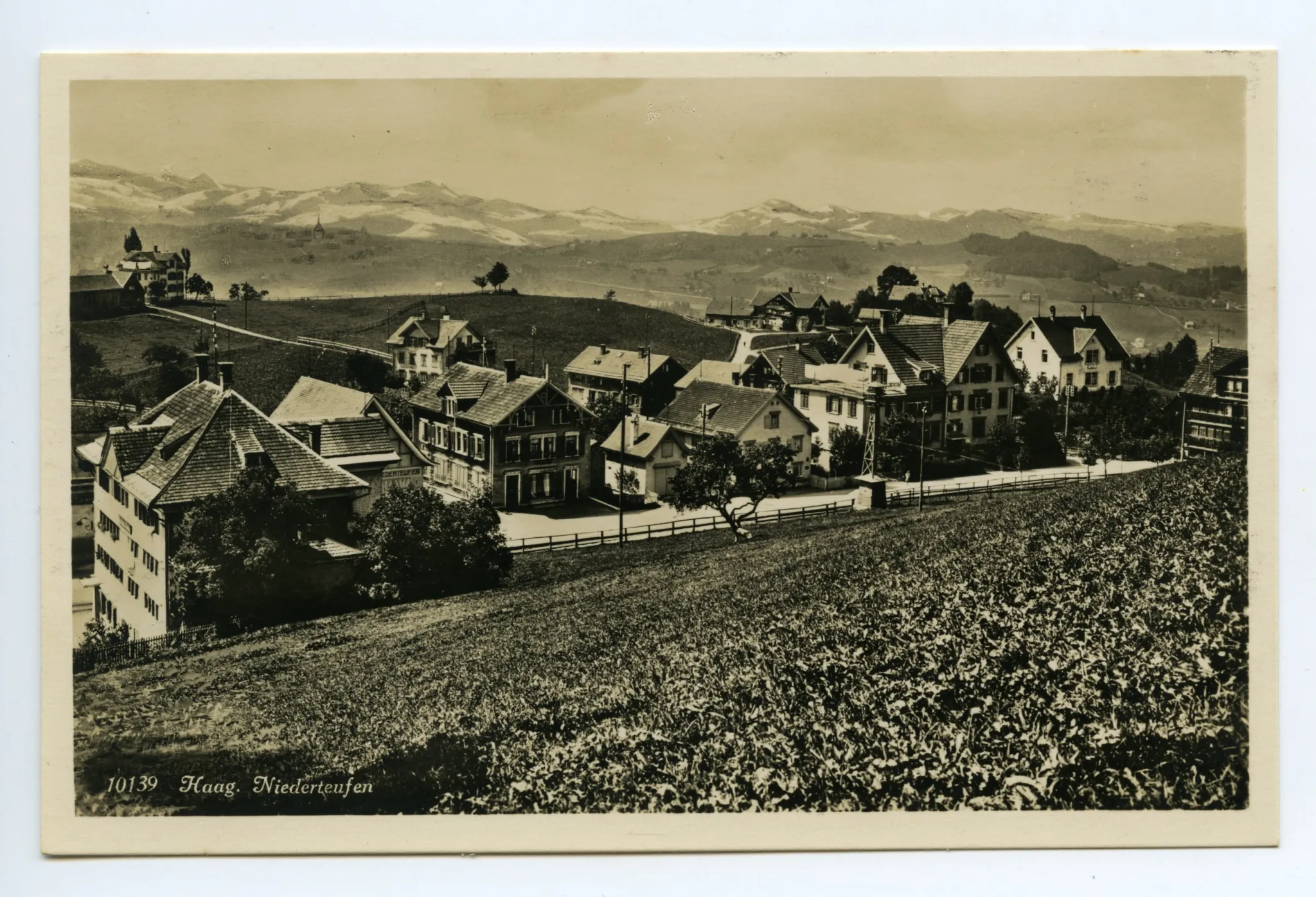 Vorne links: „Rössli“. Blick nach West-Südwesten, Hügel z.T. mit Schnee. (Häuser und Kirche Stein von Hand eingezeichnet)