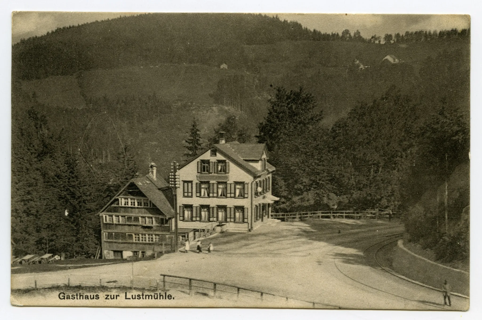 Abzweiger Steiner-Strasse. Posierende Fussgänger. Blick nach Norden zur Menzlen