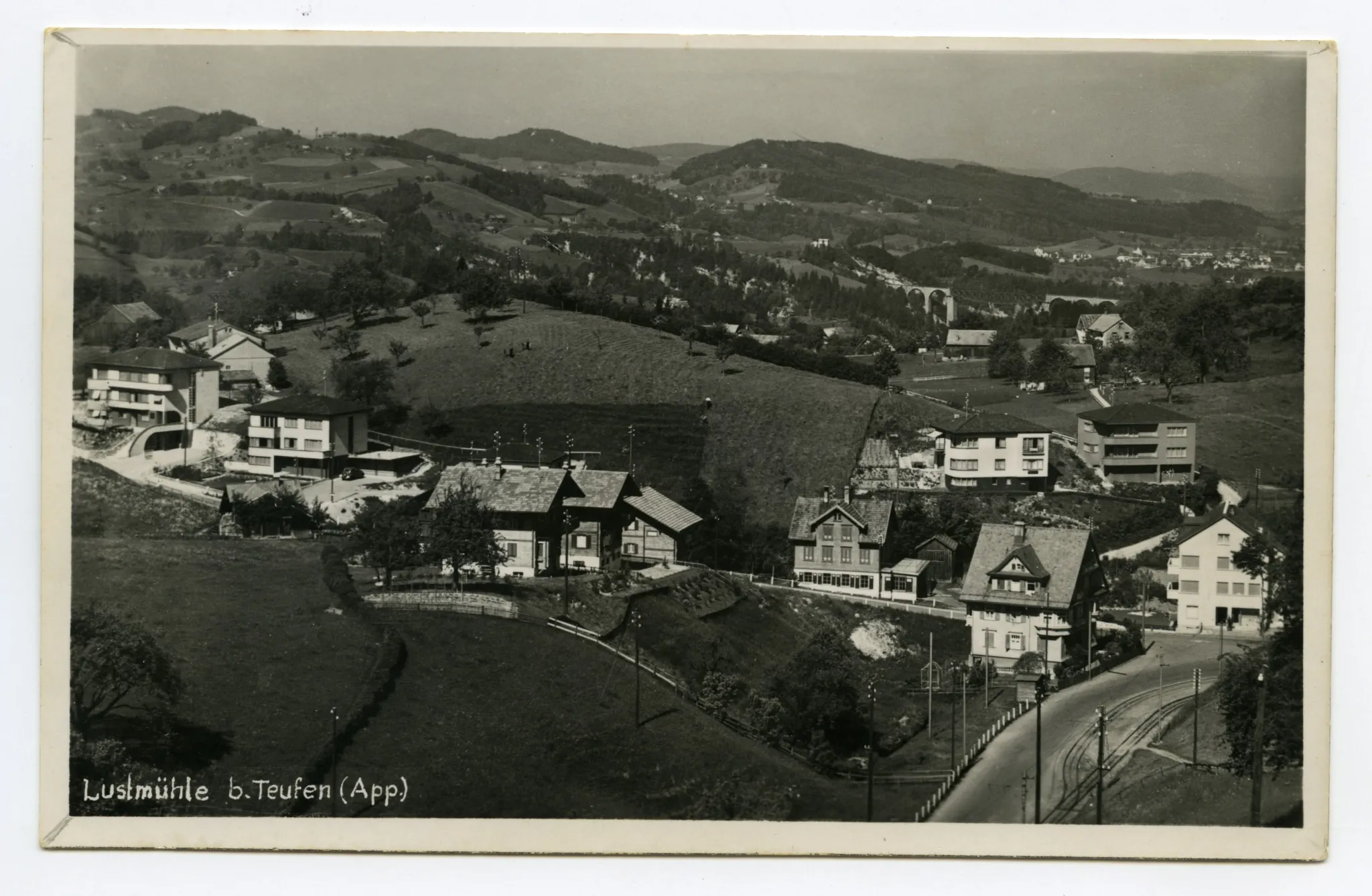 vom Gebiet Stäheli/Gstalden gesehen, Ostseite Station, Abzweiger Steiner-Strasse. Blick via Sitterviadukt (BT-Brücke) nach Winkeln