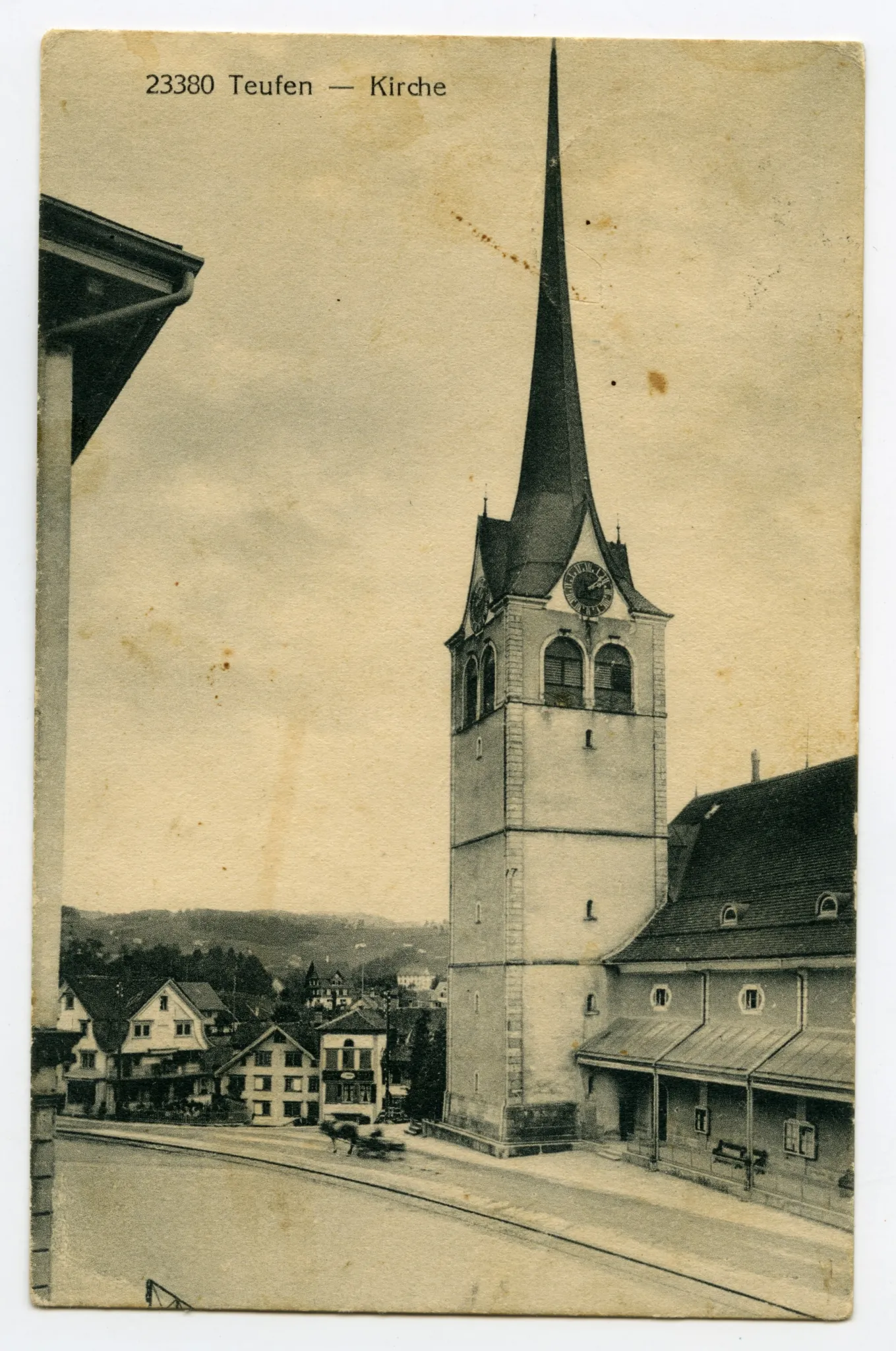 vom Dorfschulhaus gesehen, Blick zur Ebni. Mit „Hecht“ und Kornhändlerhaus, Pferdefuhrwerk auf Dorfplatz (unscharf)